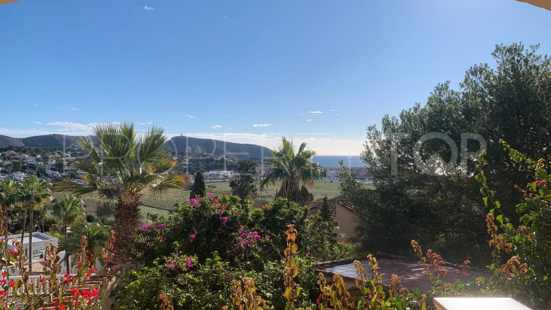 Buy villa in Moraira