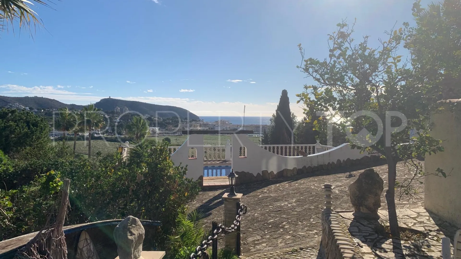 Buy villa in Moraira