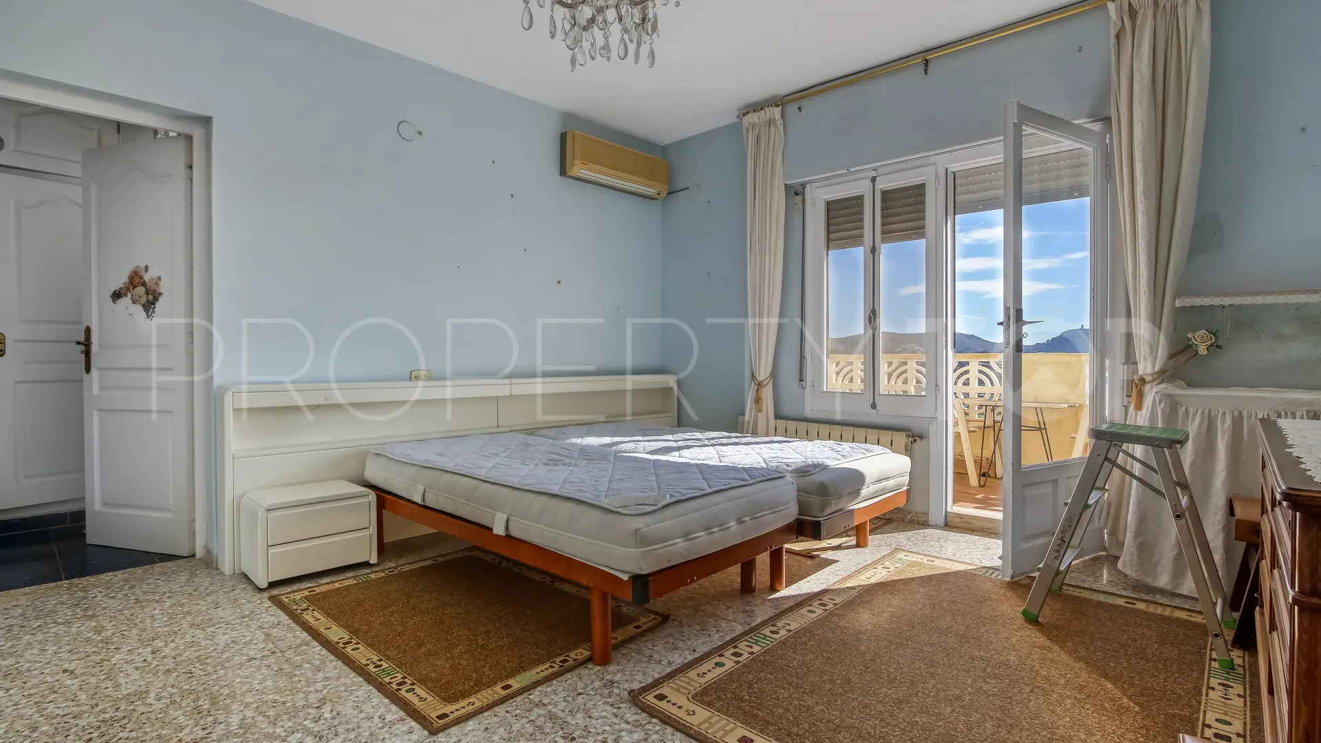 Buy villa in Moraira