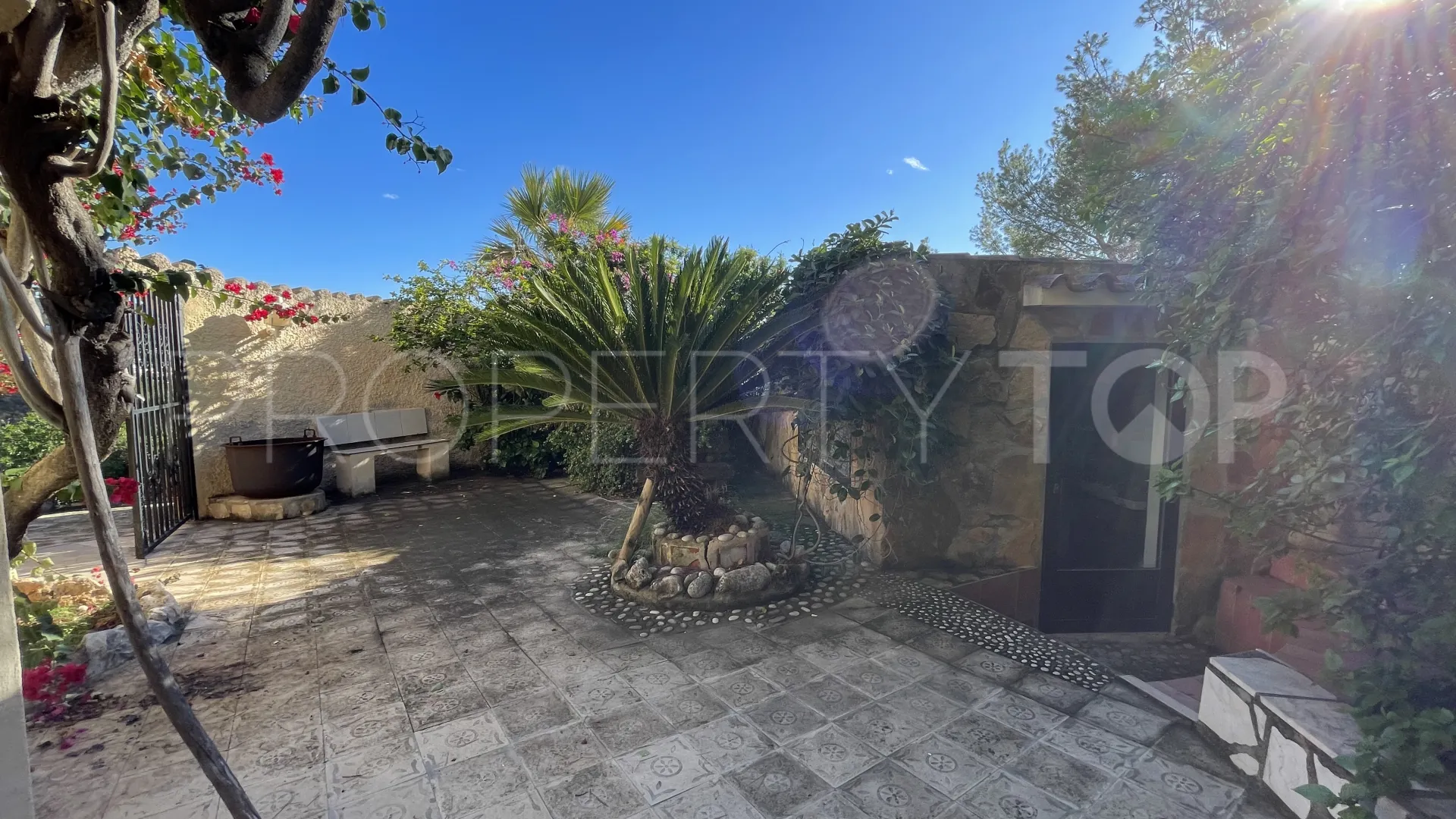 Buy villa in Moraira