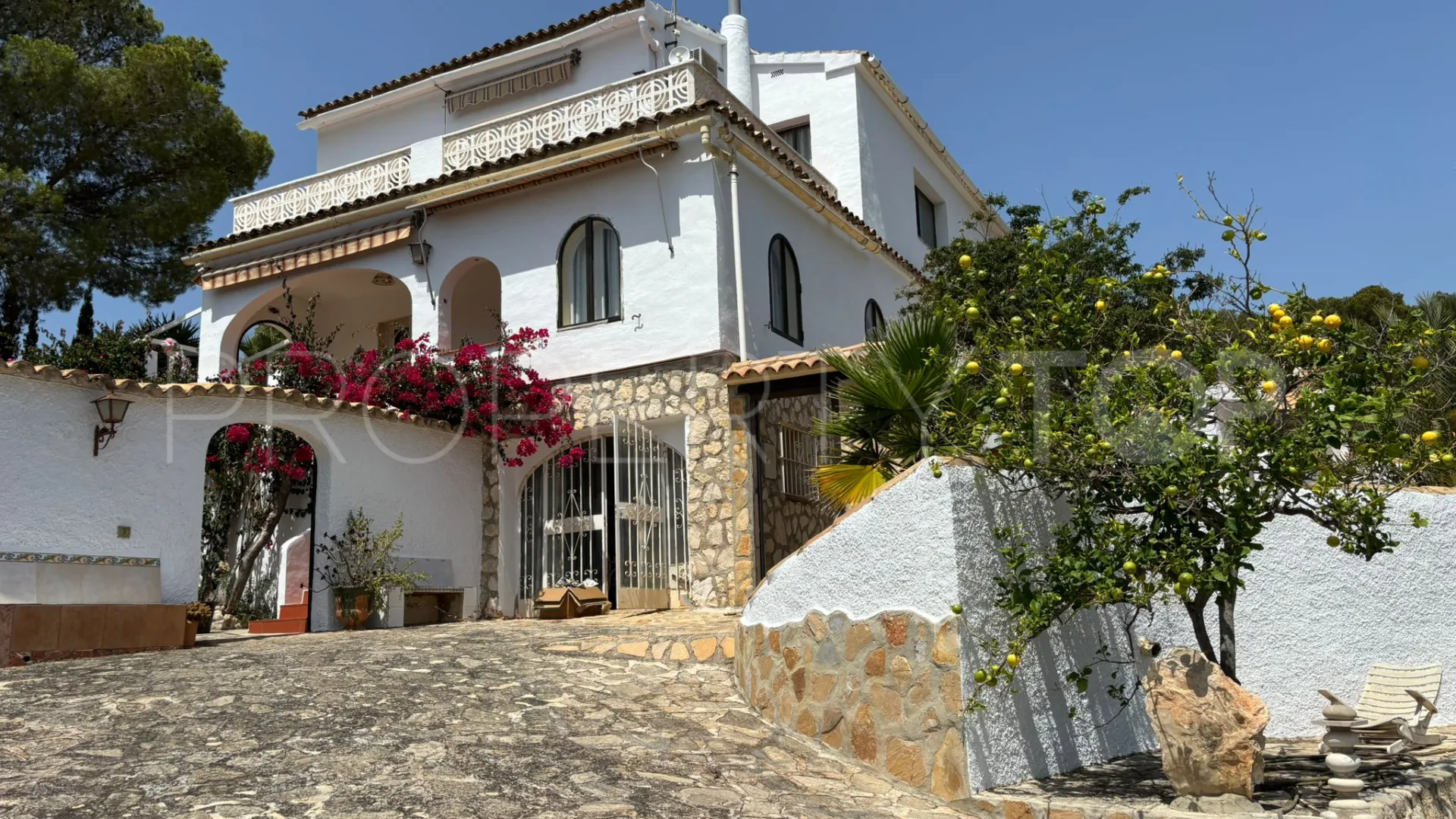 Buy villa in Moraira