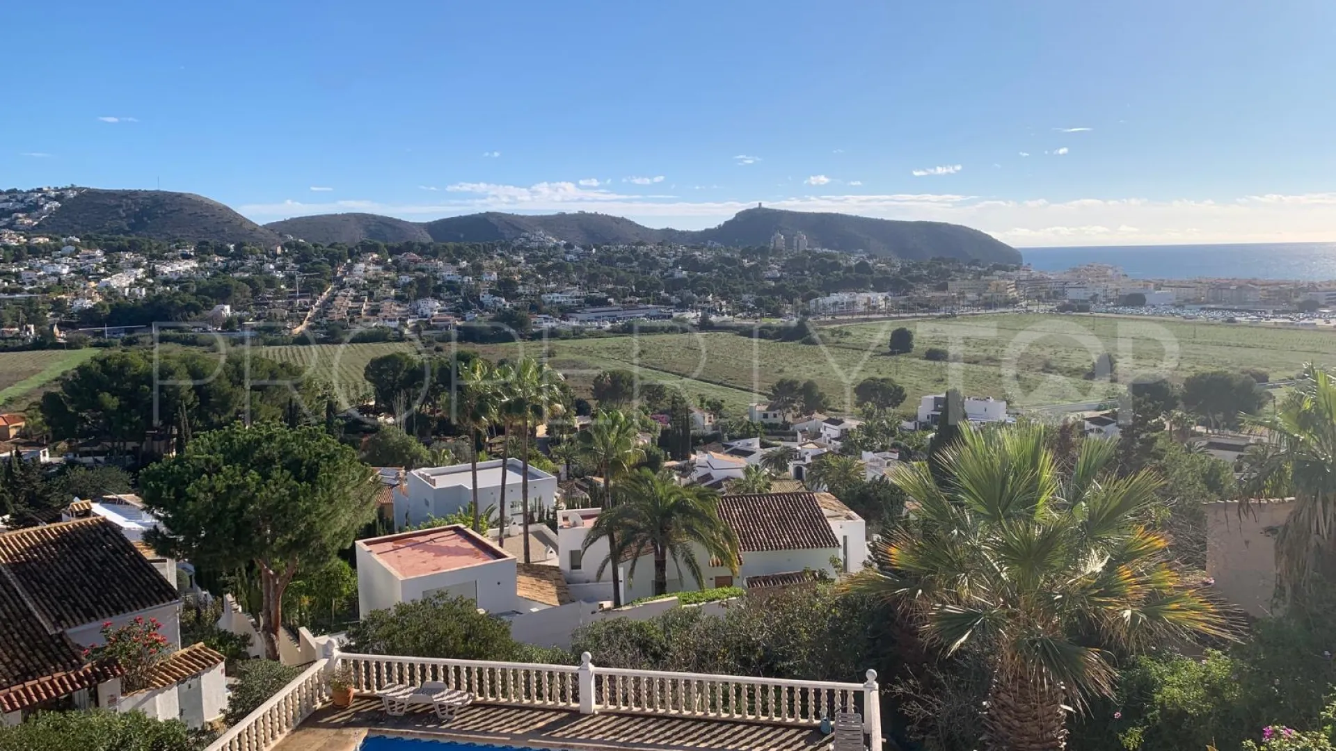 Buy villa in Moraira
