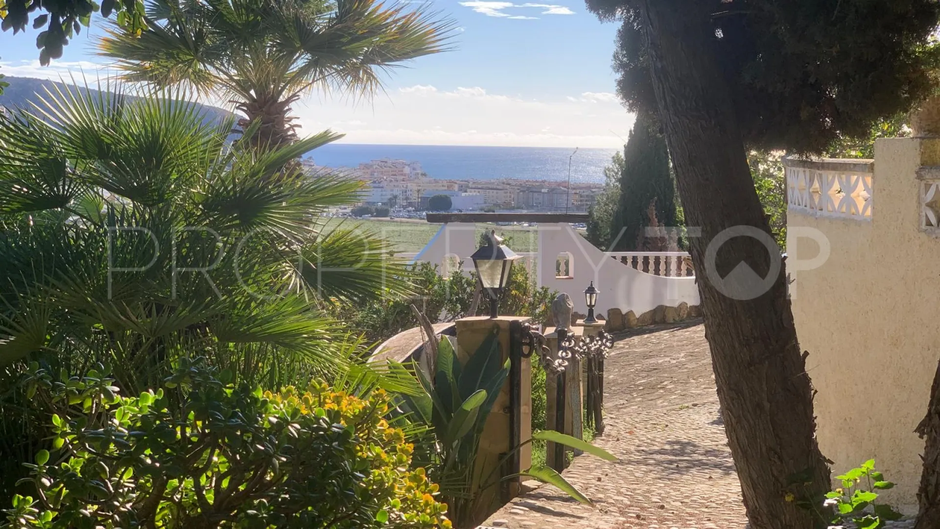 Buy villa in Moraira