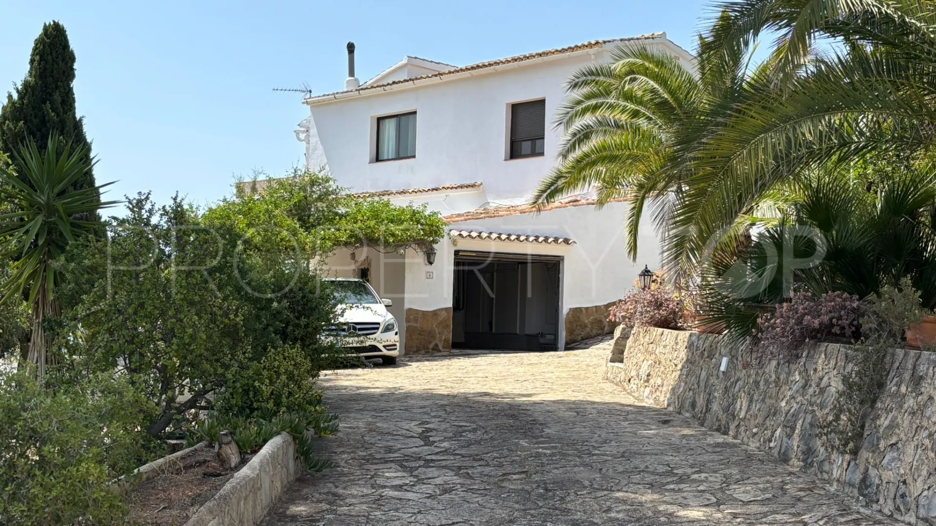 Buy villa in Moraira