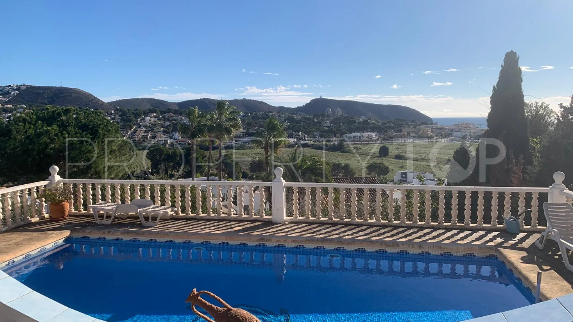 Buy villa in Moraira