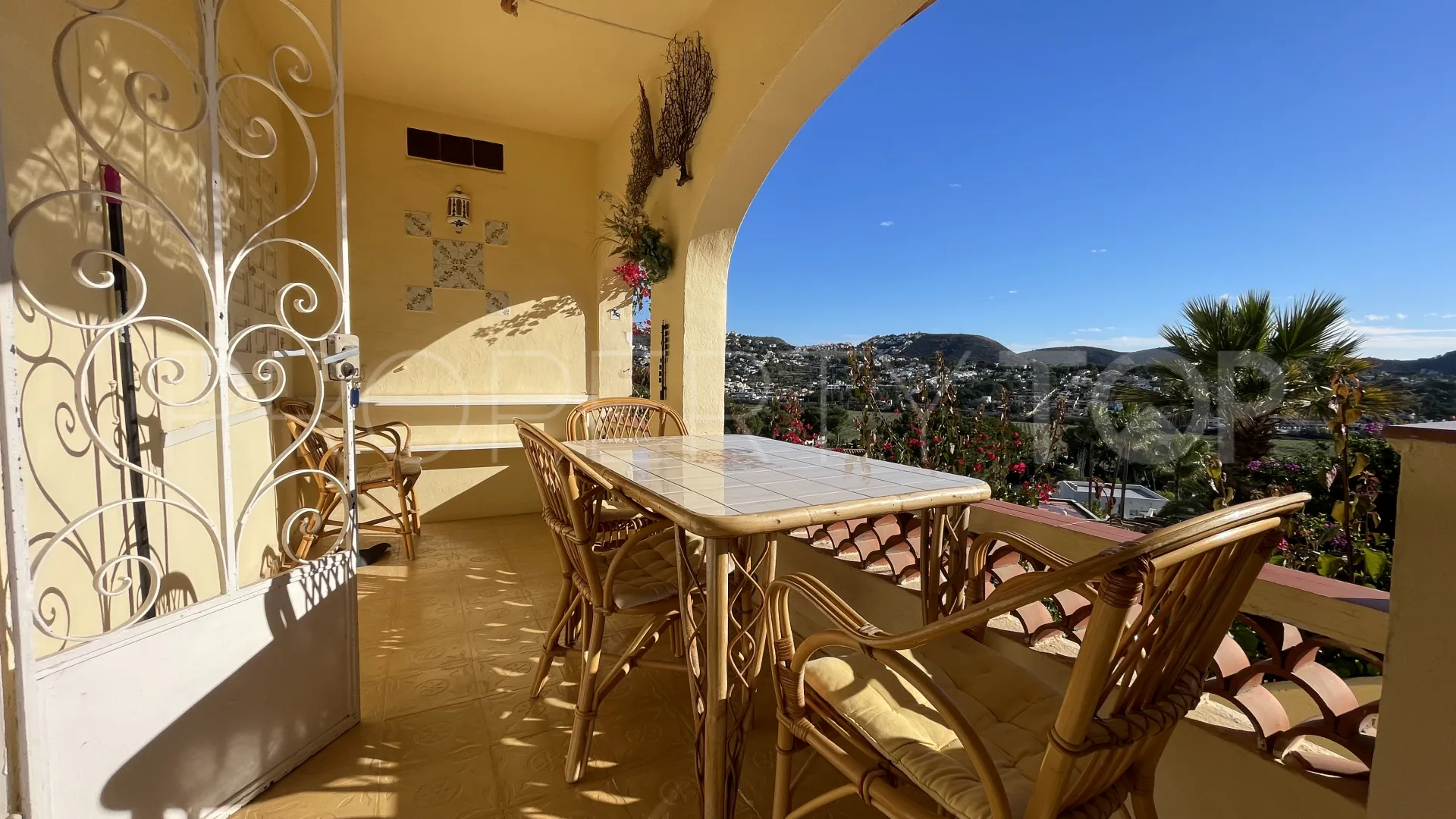 Buy villa in Moraira