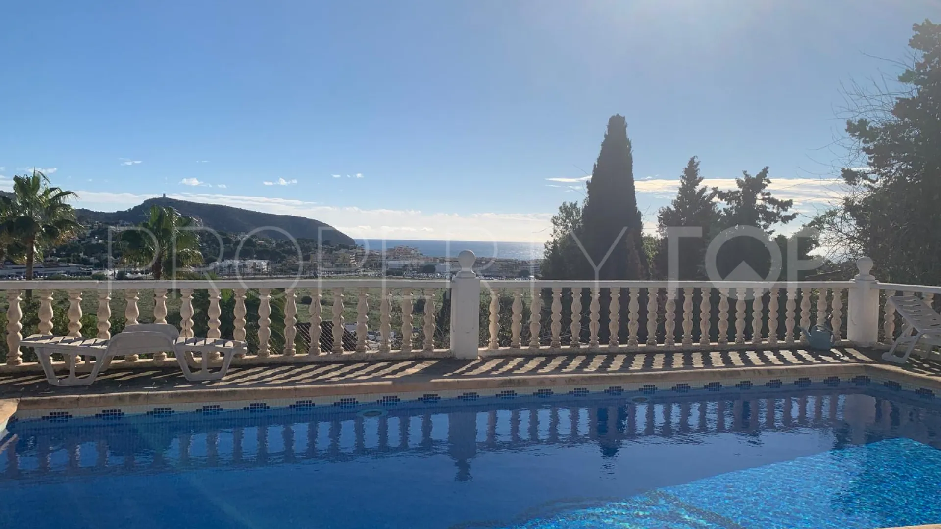 Buy villa in Moraira