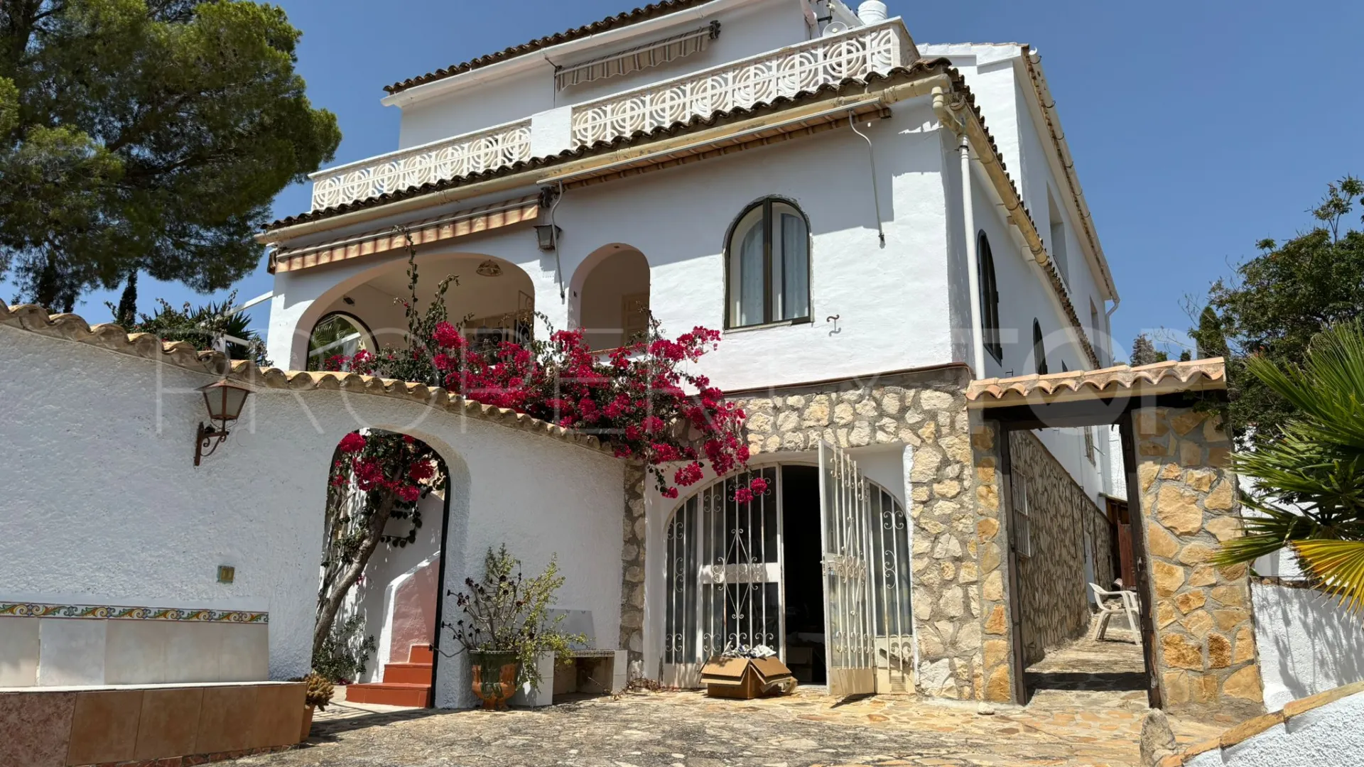 Buy villa in Moraira