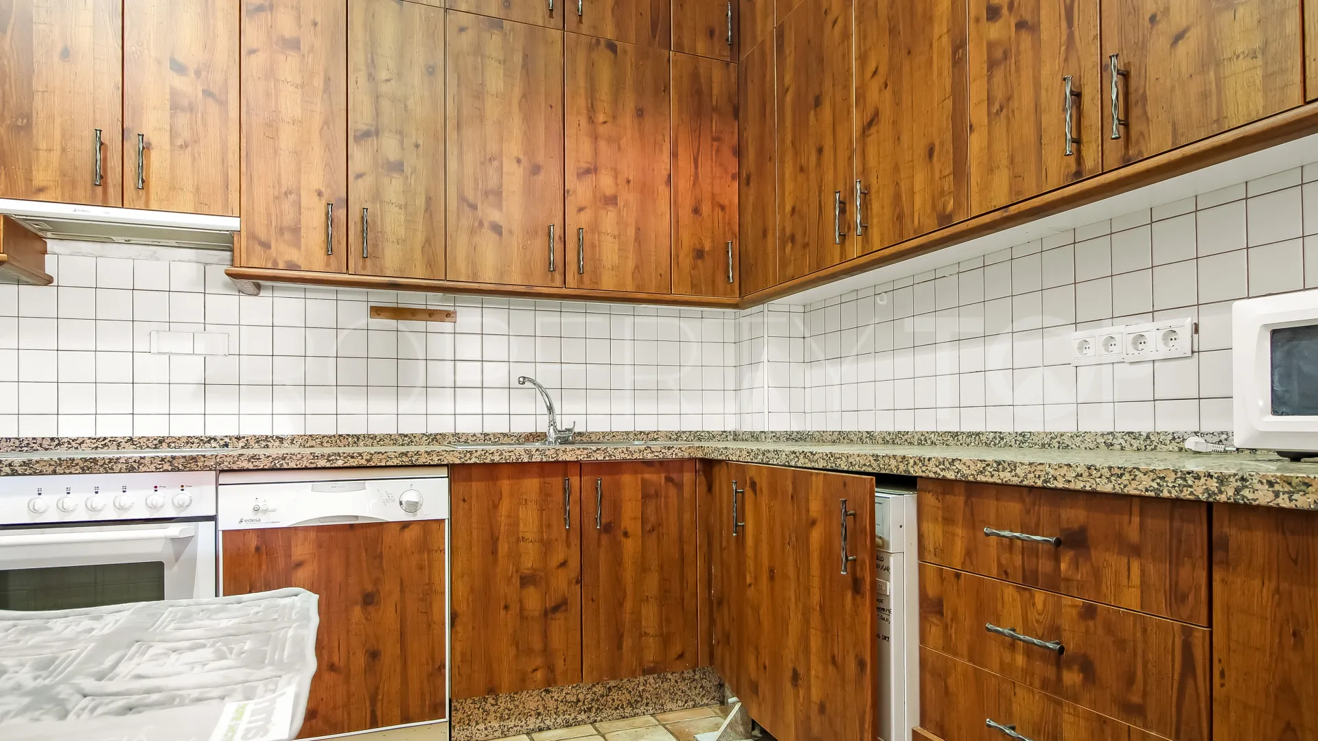 For sale Guaro commercial premises