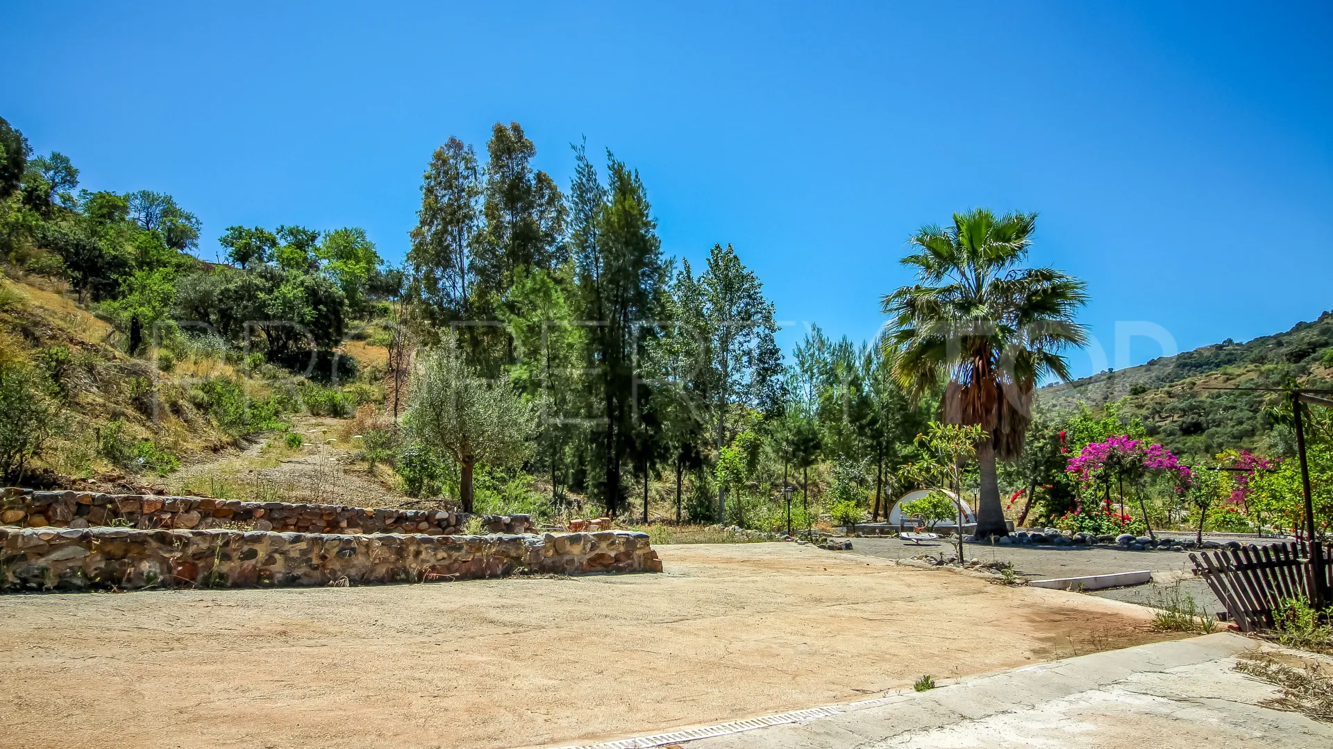 For sale Guaro commercial premises
