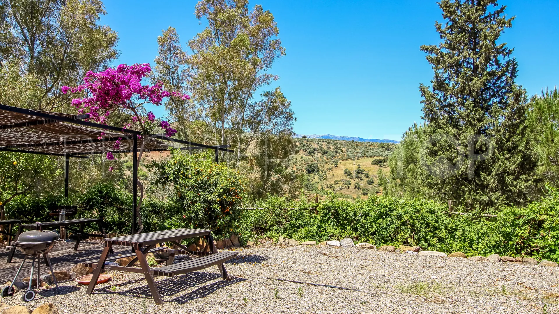For sale Guaro commercial premises