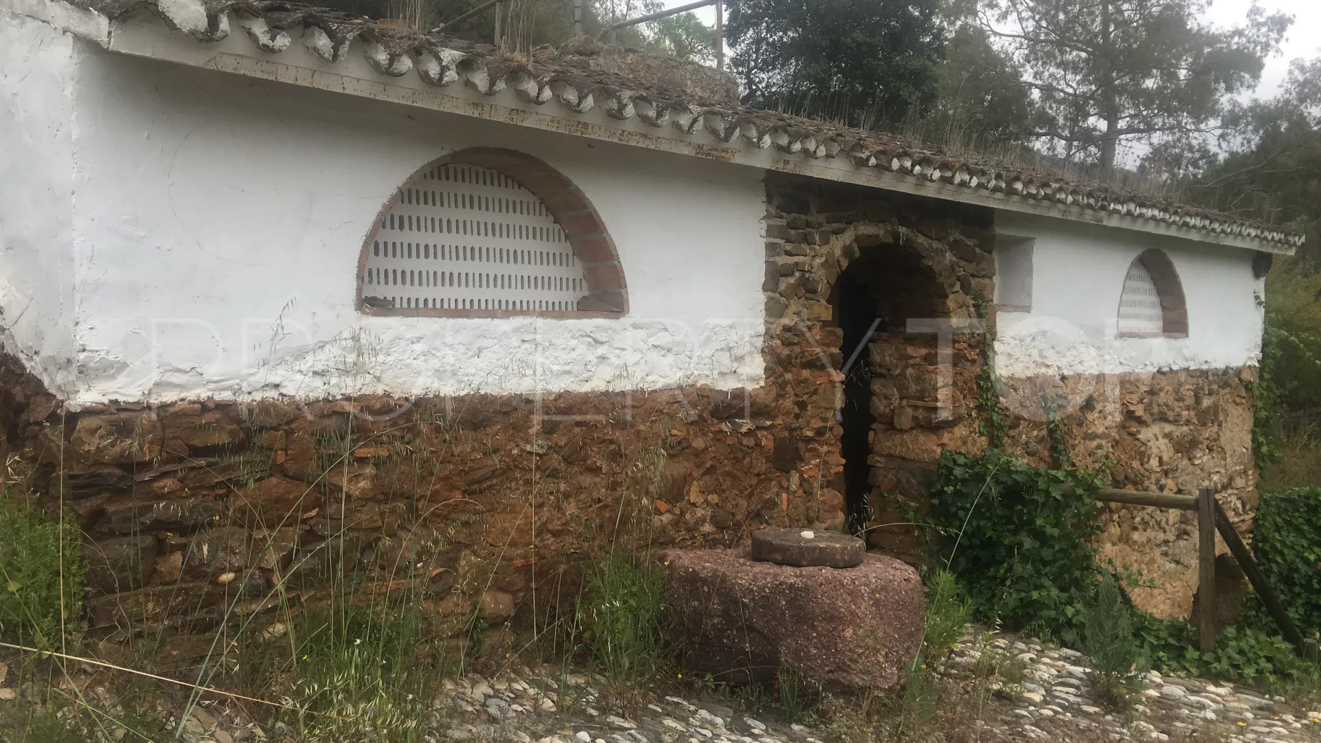 For sale Guaro commercial premises