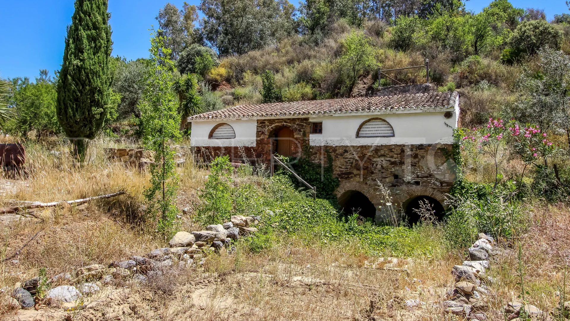 For sale Guaro commercial premises