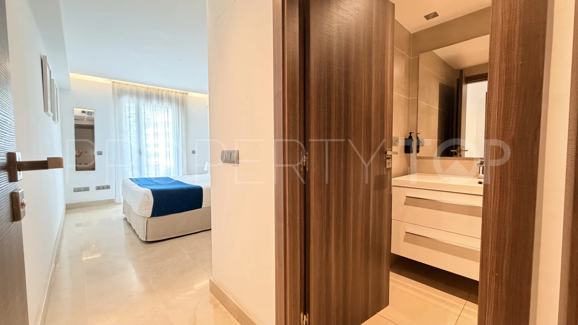 Buy apartment with 3 bedrooms in San Pedro Playa