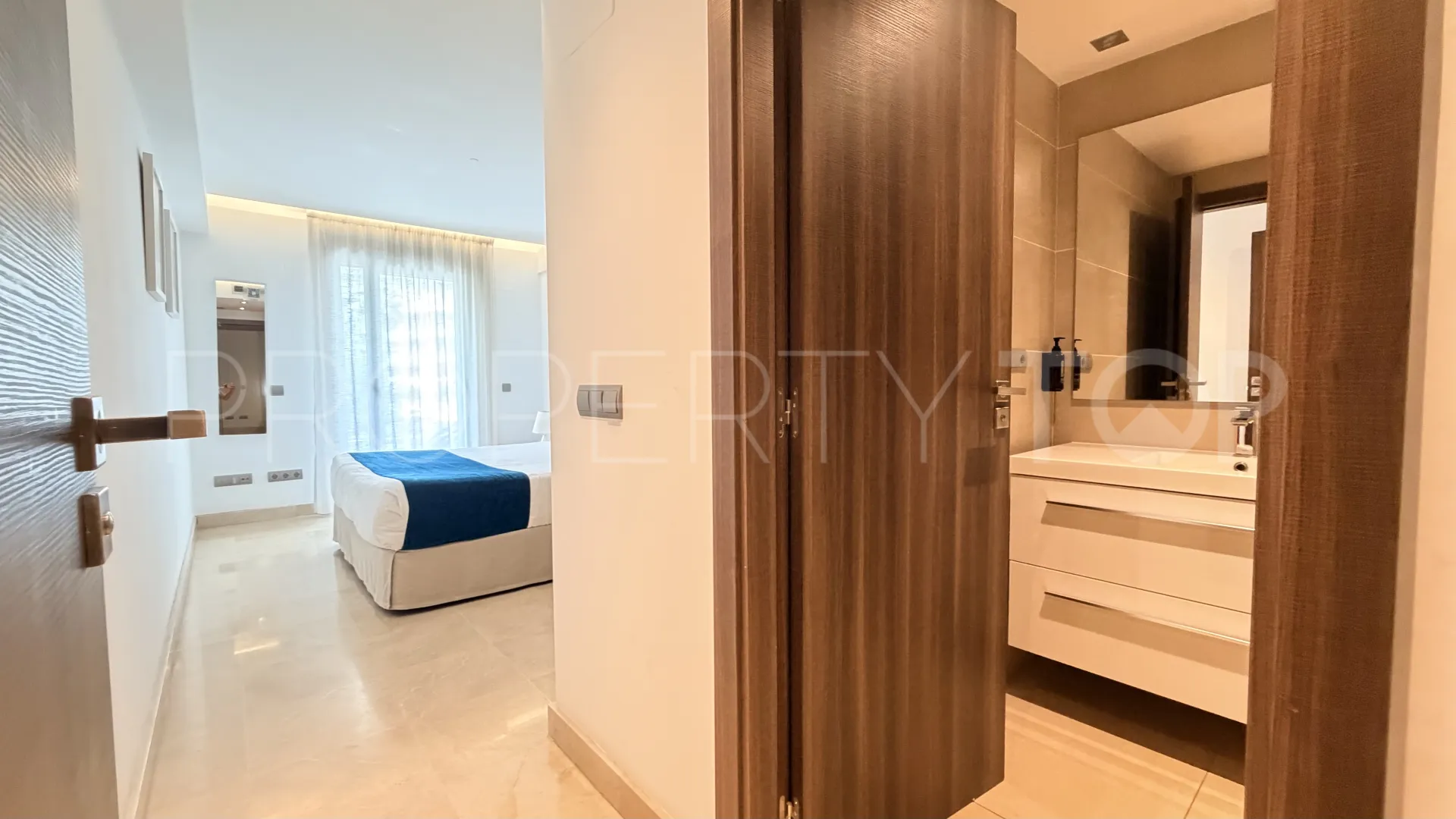 Buy apartment with 3 bedrooms in San Pedro Playa