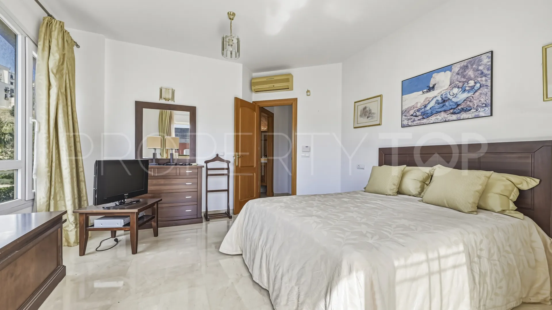 Buy 5 bedrooms chalet in Benalmadena