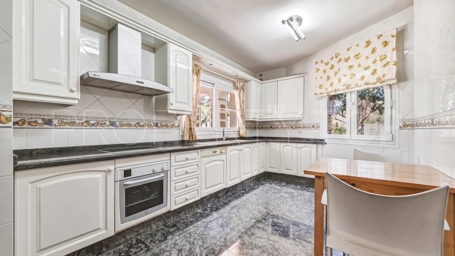 Buy 5 bedrooms chalet in Benalmadena