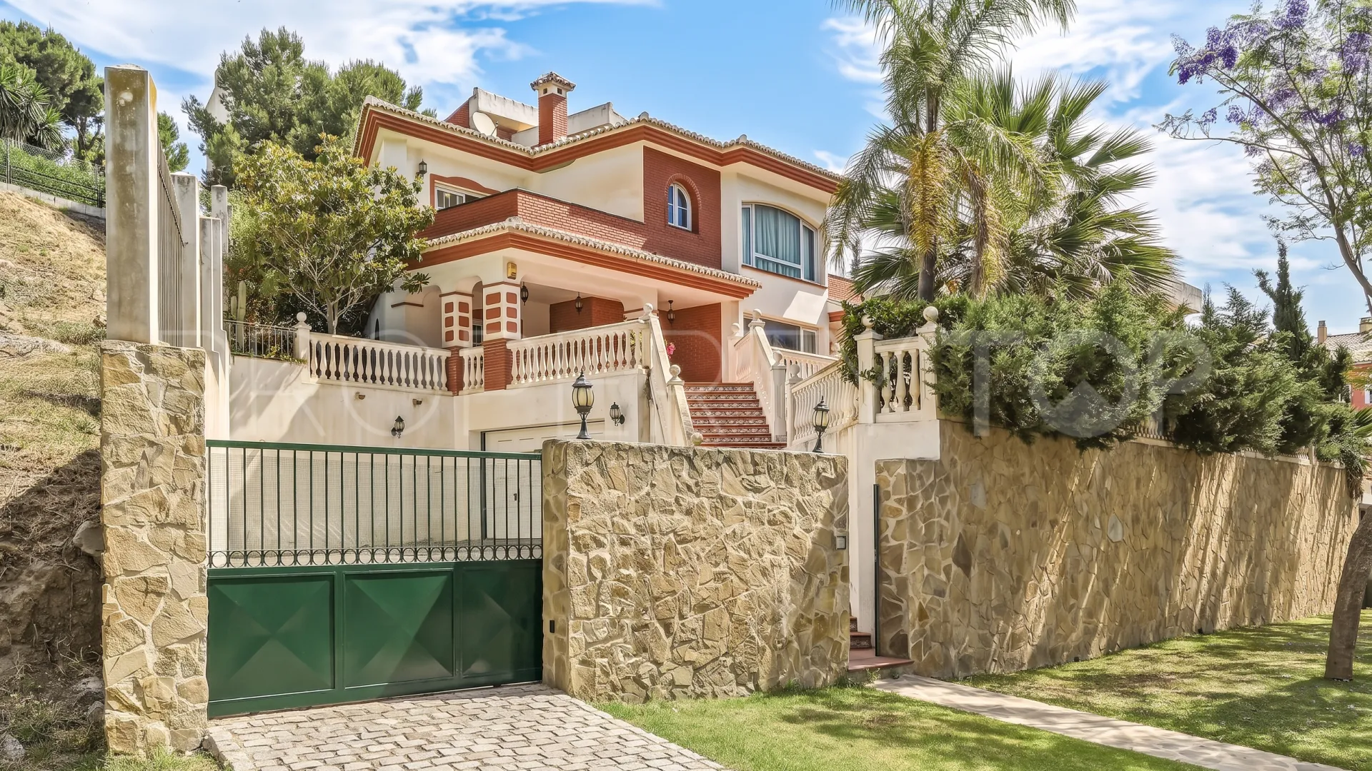 Buy 5 bedrooms chalet in Benalmadena