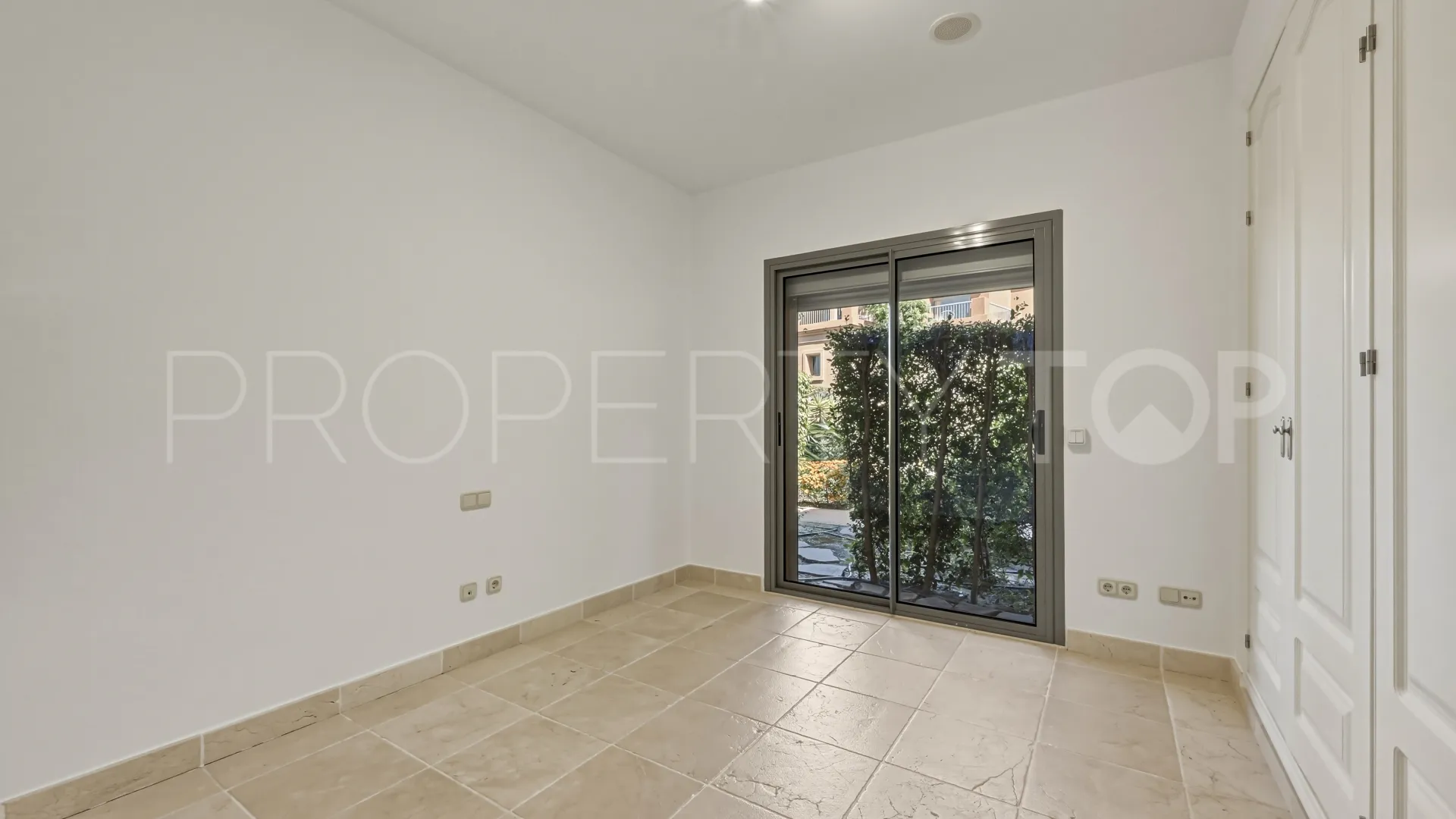 Buy ground floor apartment in Benatalaya