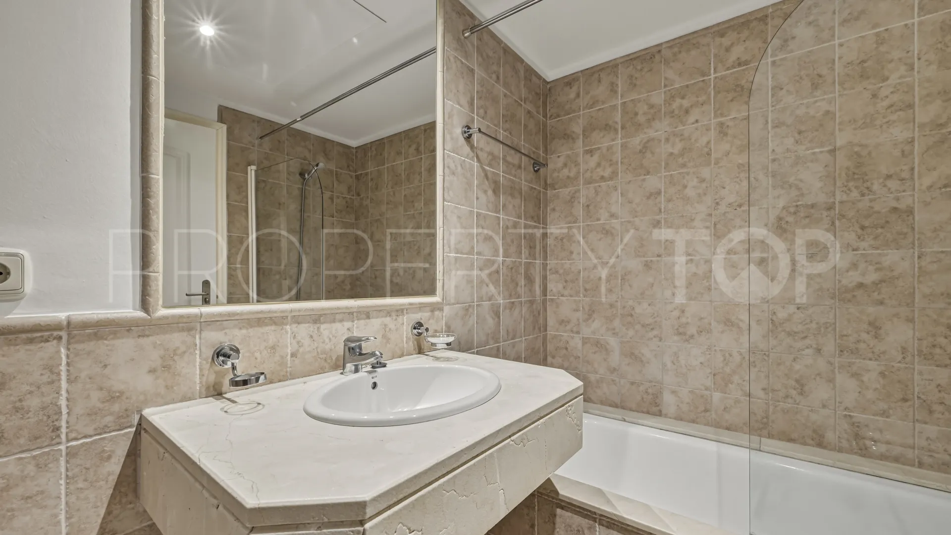 Buy ground floor apartment in Benatalaya
