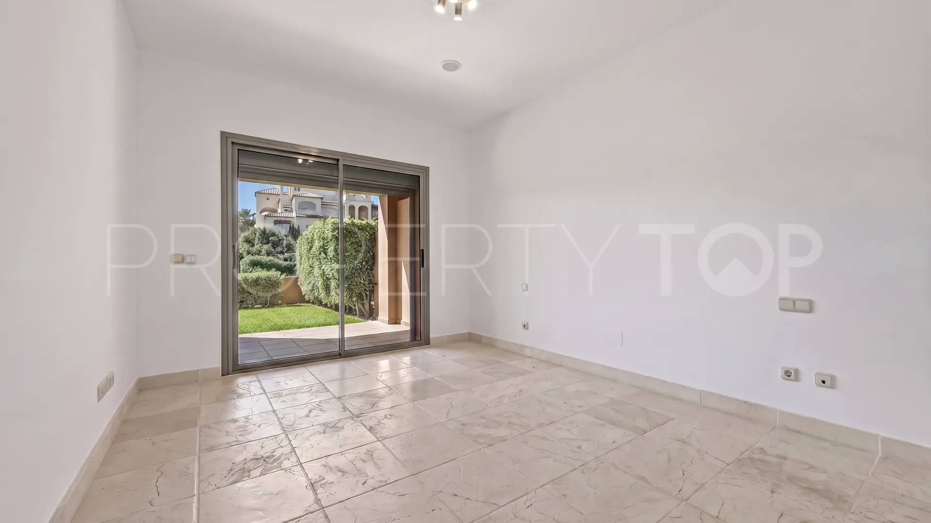 Buy ground floor apartment in Benatalaya