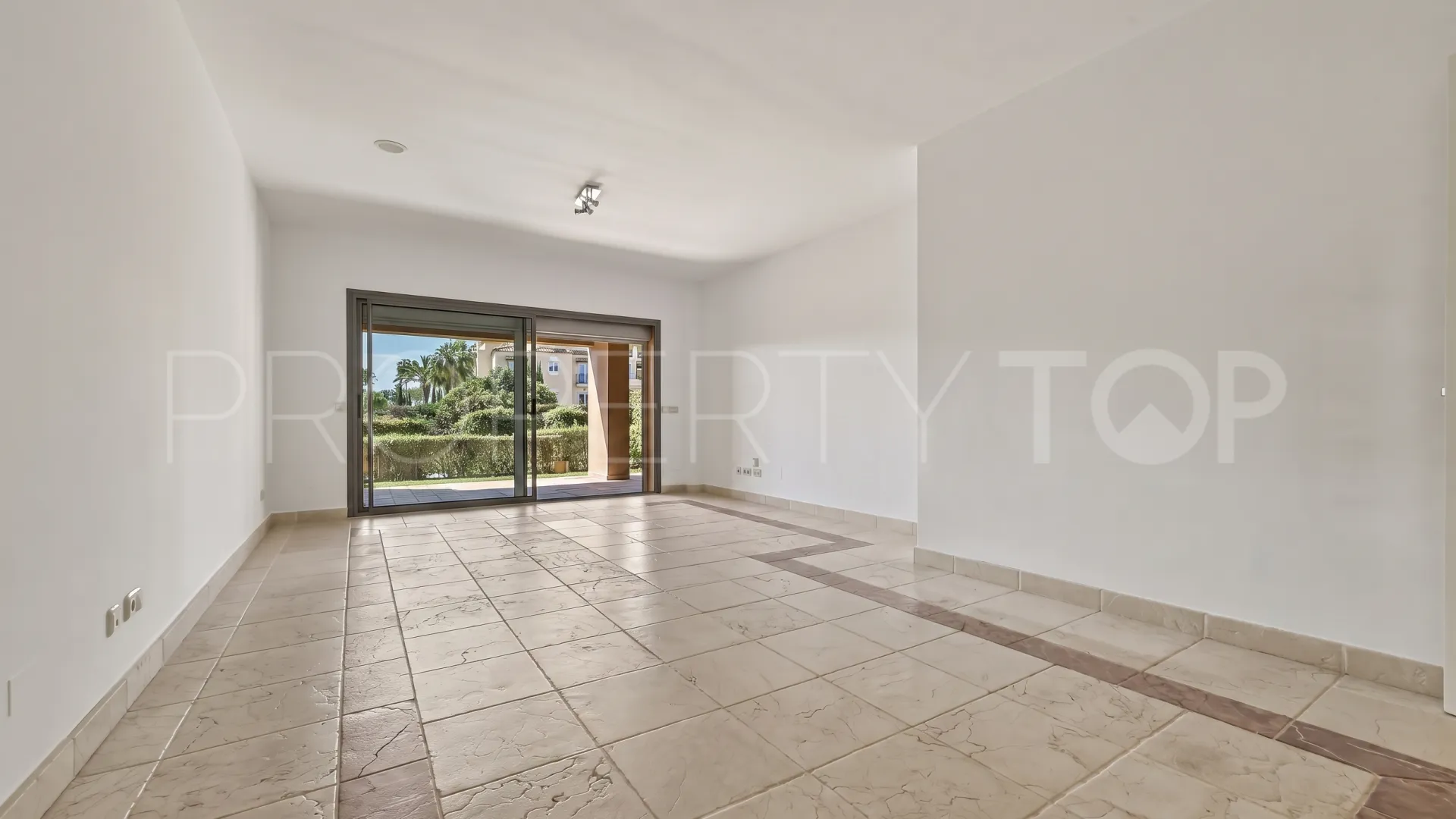 Buy ground floor apartment in Benatalaya
