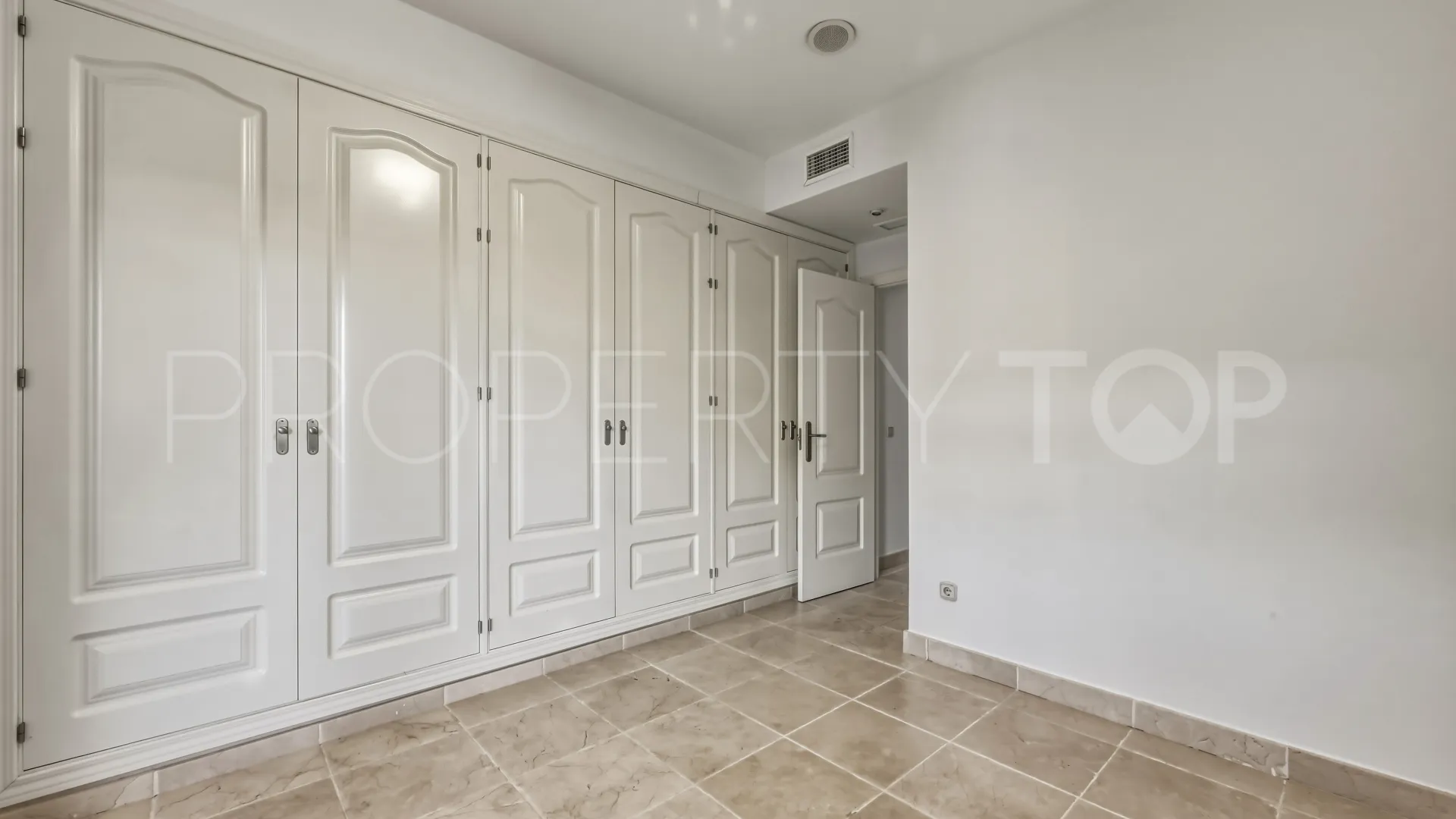 Buy ground floor apartment in Benatalaya