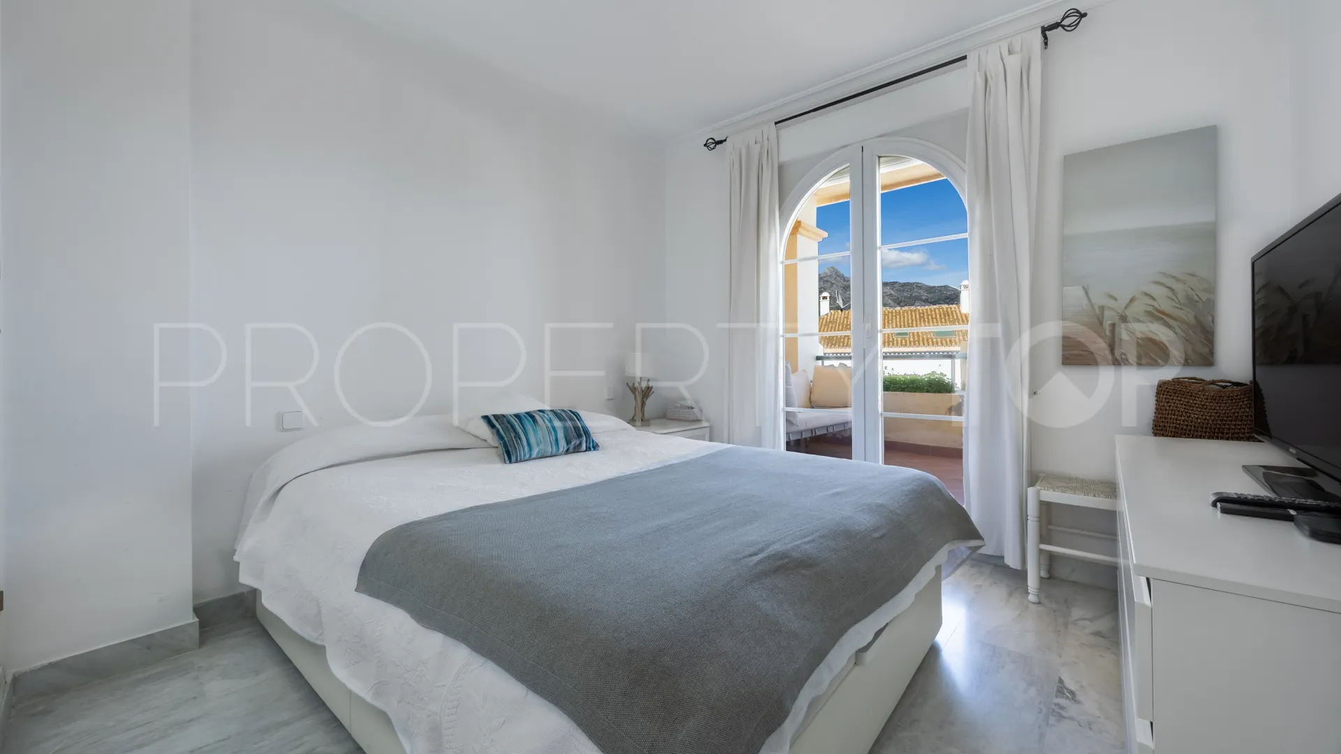 2 bedrooms apartment in Señorio de Aloha for sale