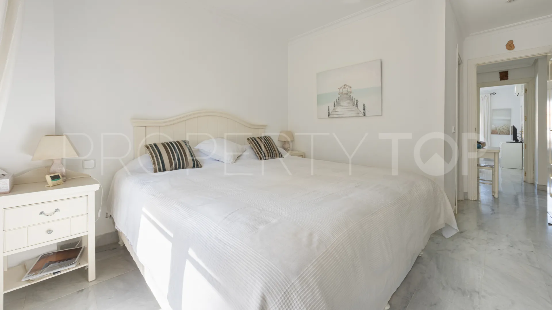 2 bedrooms apartment in Señorio de Aloha for sale