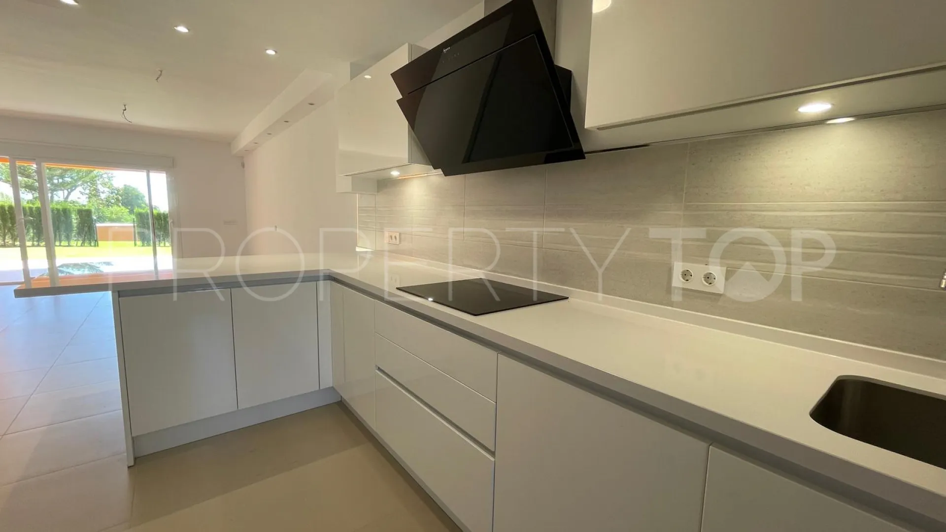 Buy Benahavis town house with 3 bedrooms