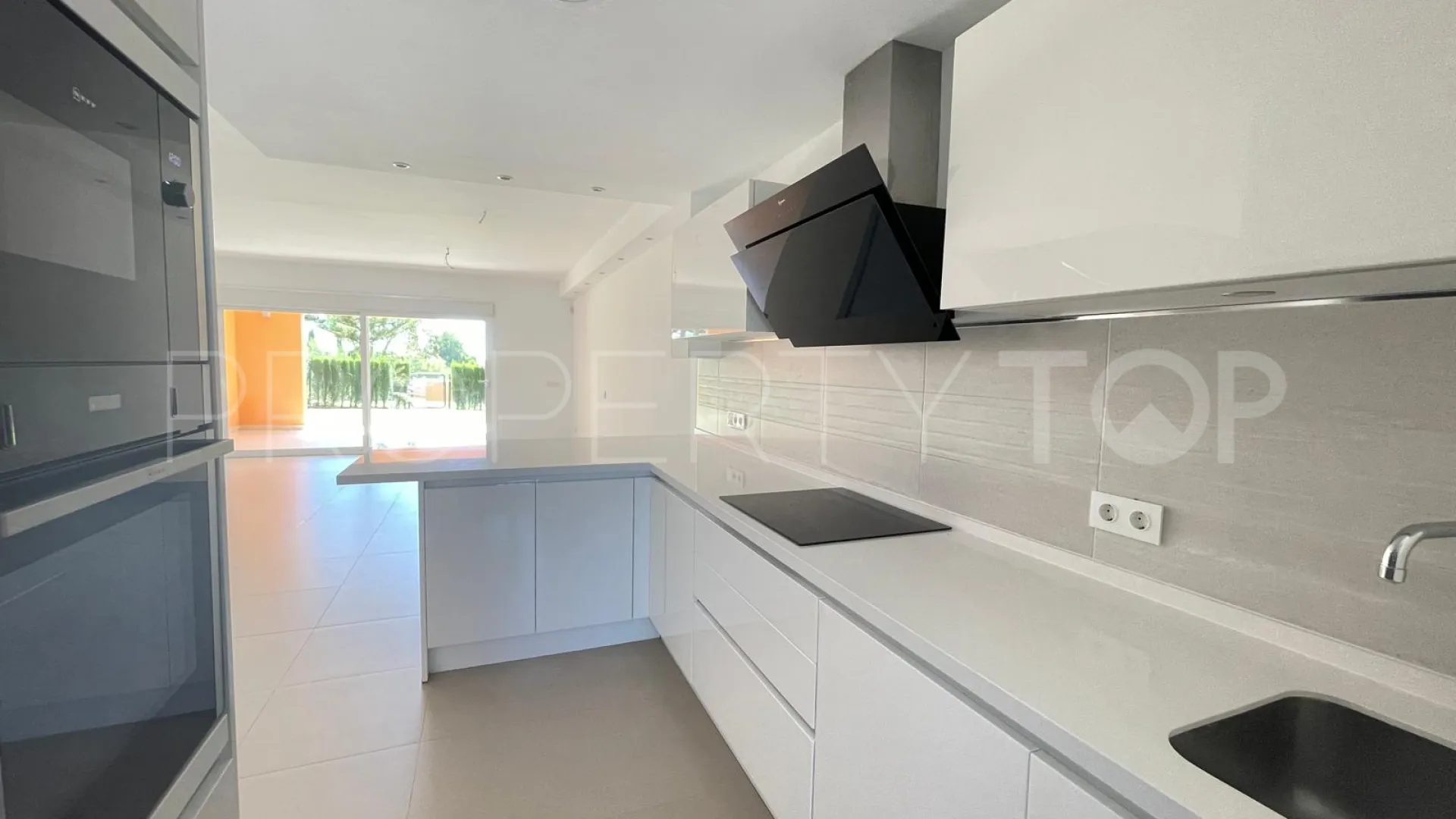 Buy Benahavis town house with 3 bedrooms