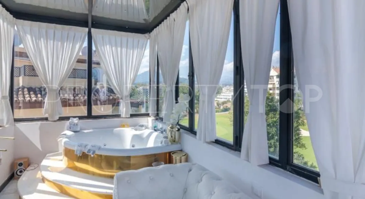 Se vende atico duplex de 3 dormitorios en Guadalmina Alta