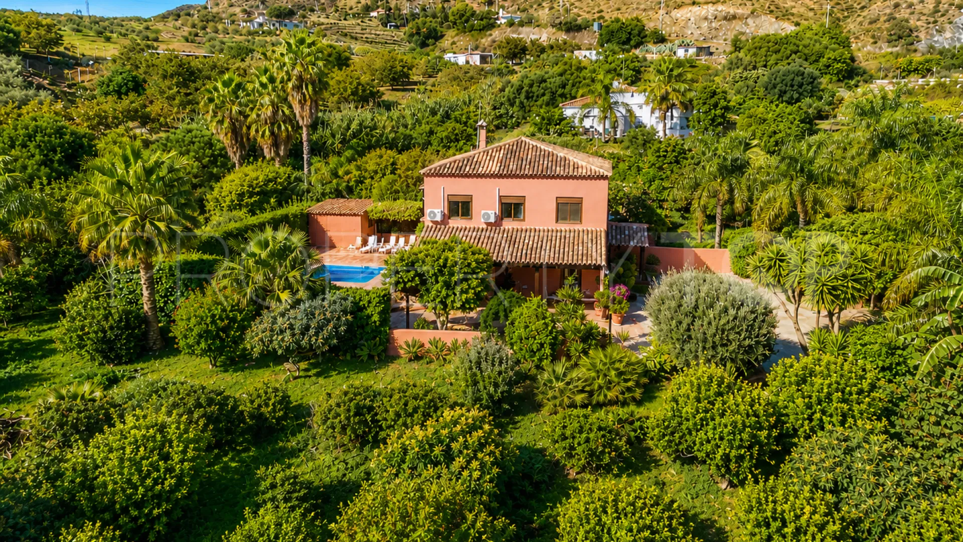 Finca con 4 dormitorios en venta en Estepona