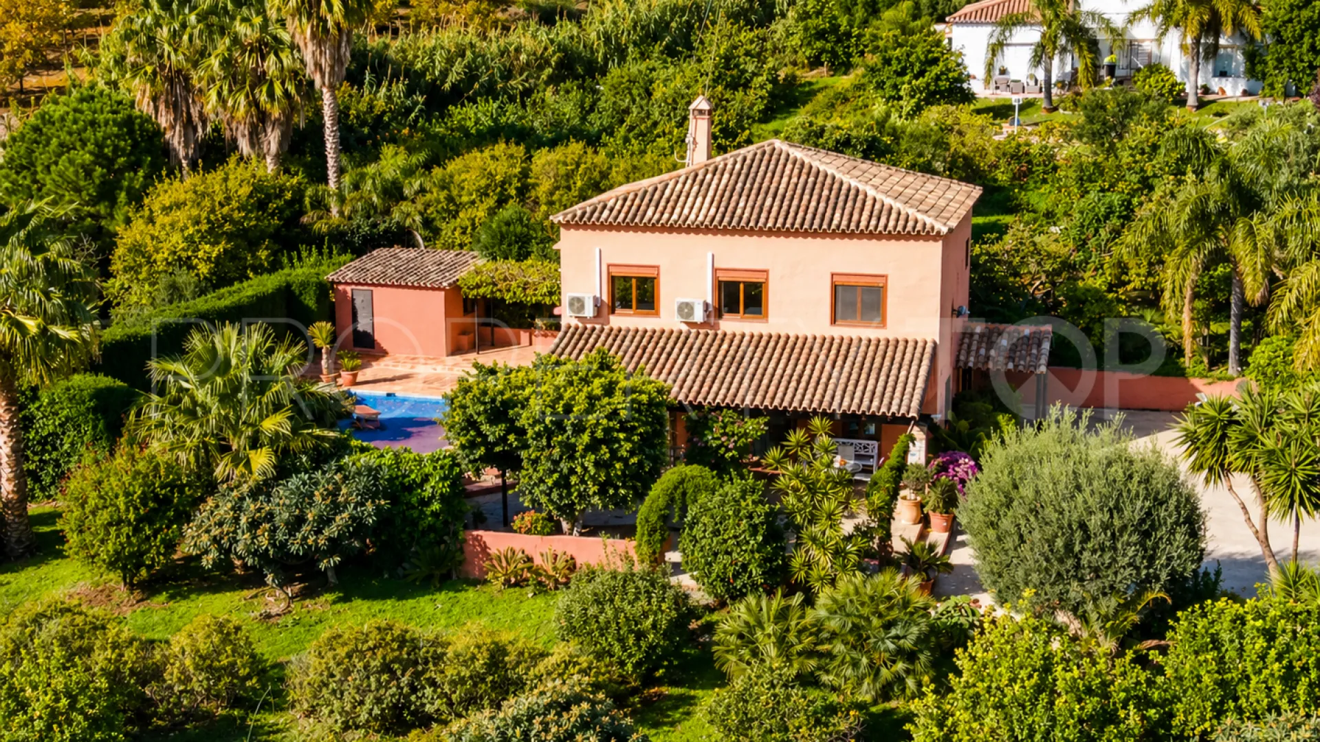 Finca con 4 dormitorios en venta en Estepona