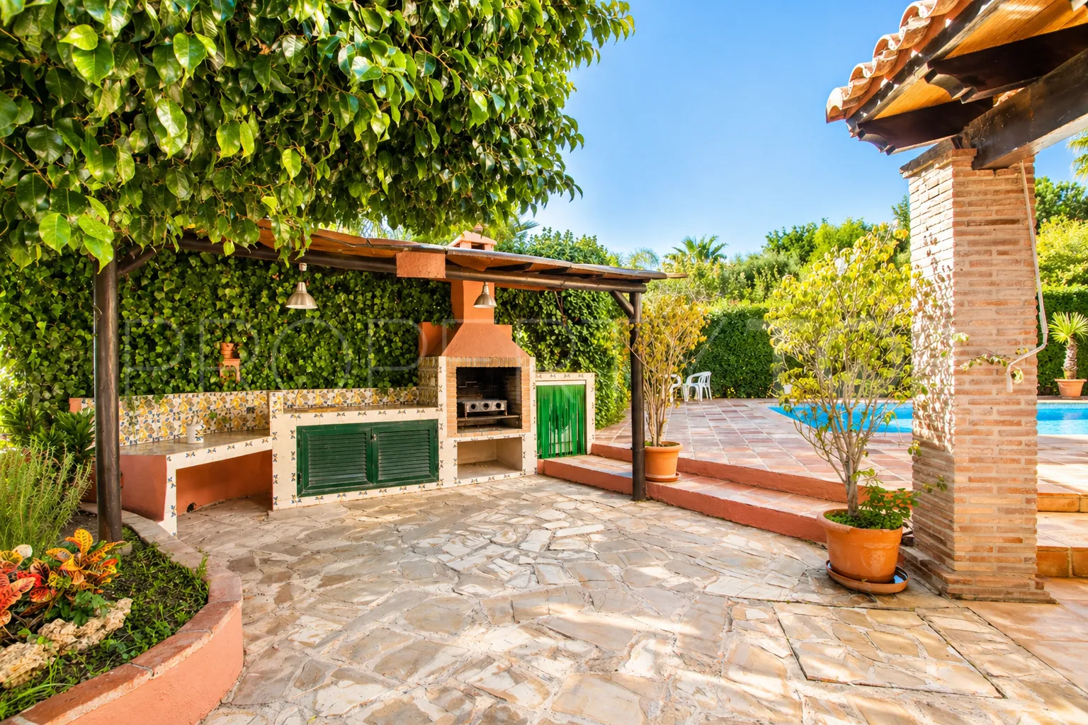 Finca con 4 dormitorios en venta en Estepona