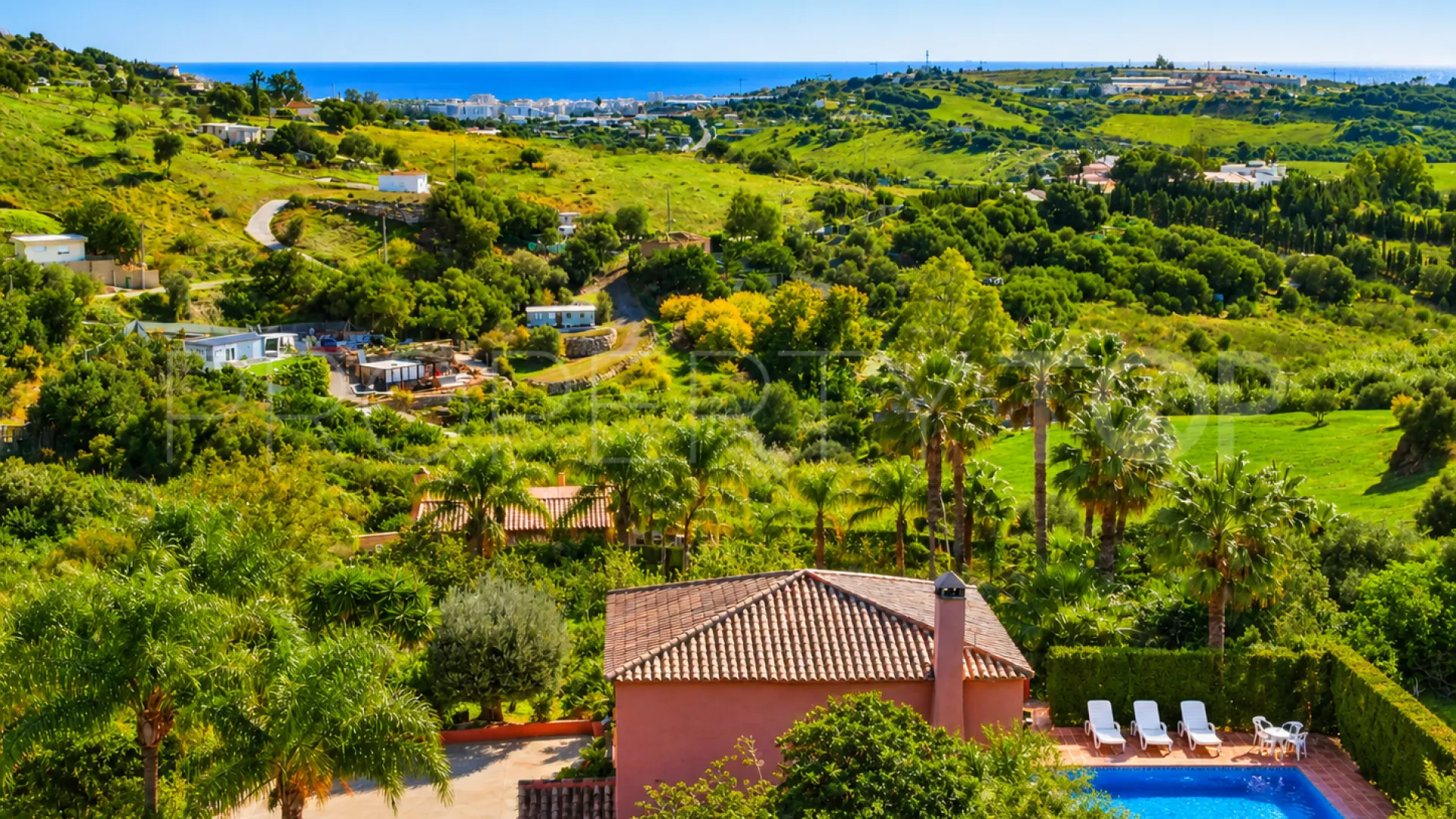 Finca con 4 dormitorios en venta en Estepona