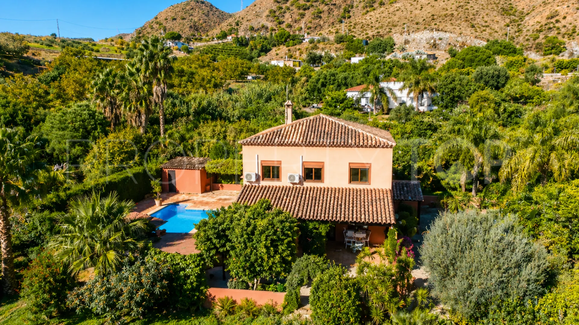 Finca con 4 dormitorios en venta en Estepona
