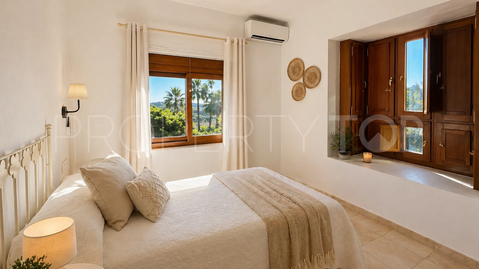 Finca con 4 dormitorios en venta en Estepona