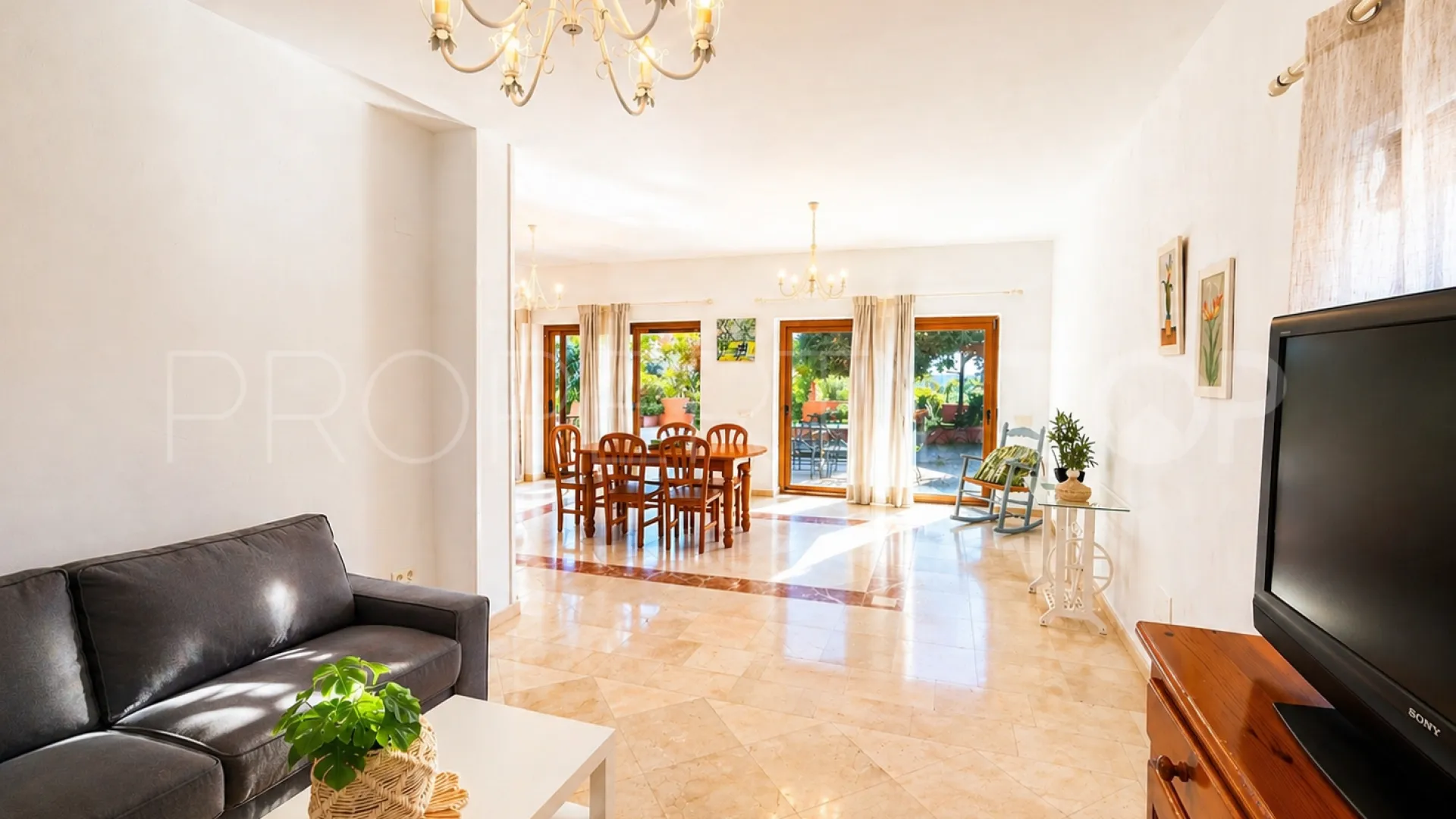 Finca con 4 dormitorios en venta en Estepona