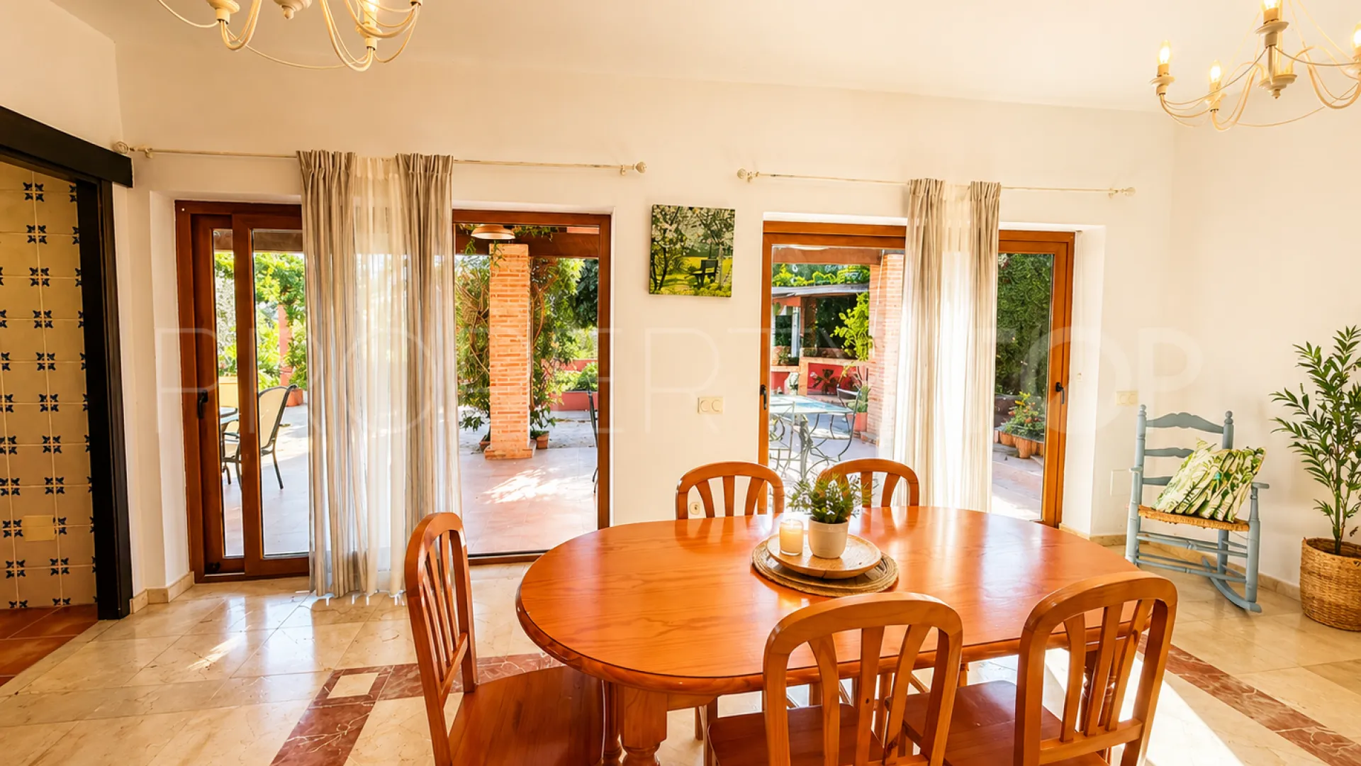Finca con 4 dormitorios en venta en Estepona