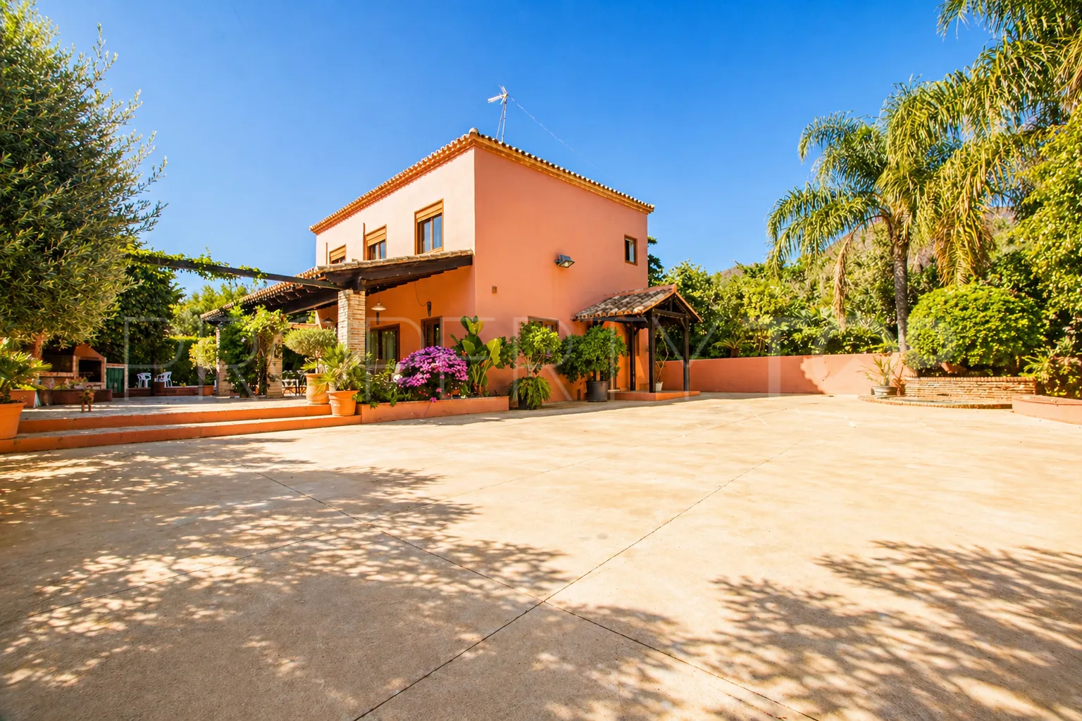 Finca con 4 dormitorios en venta en Estepona
