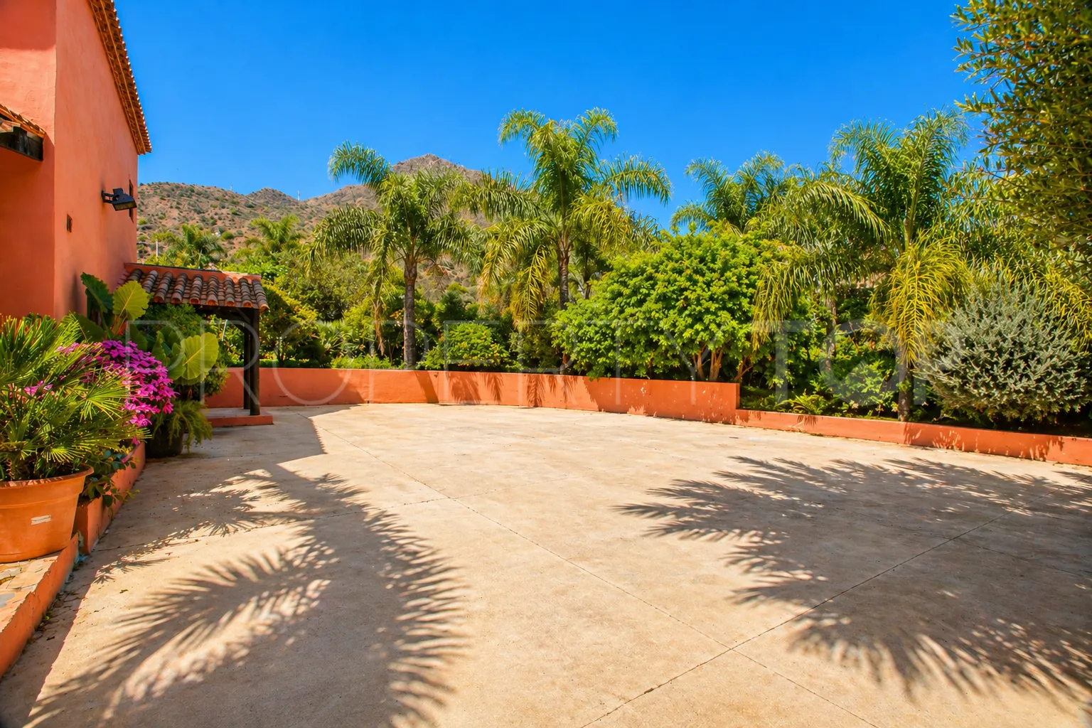 Finca con 4 dormitorios en venta en Estepona