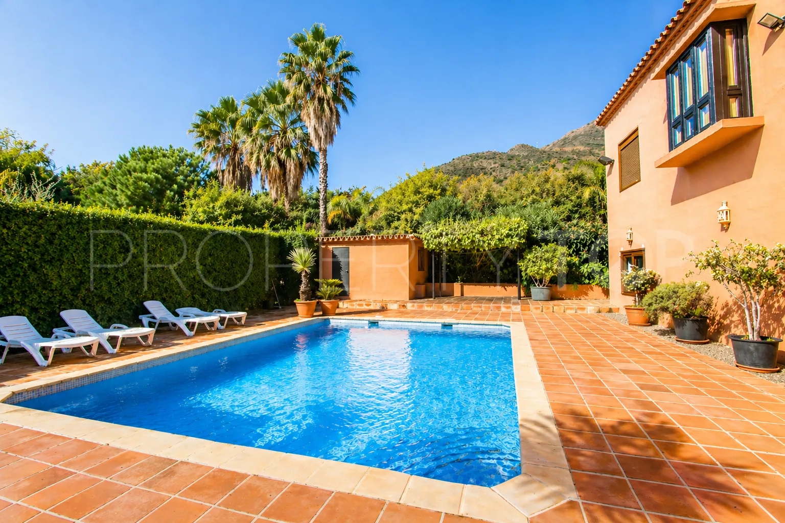 Finca con 4 dormitorios en venta en Estepona