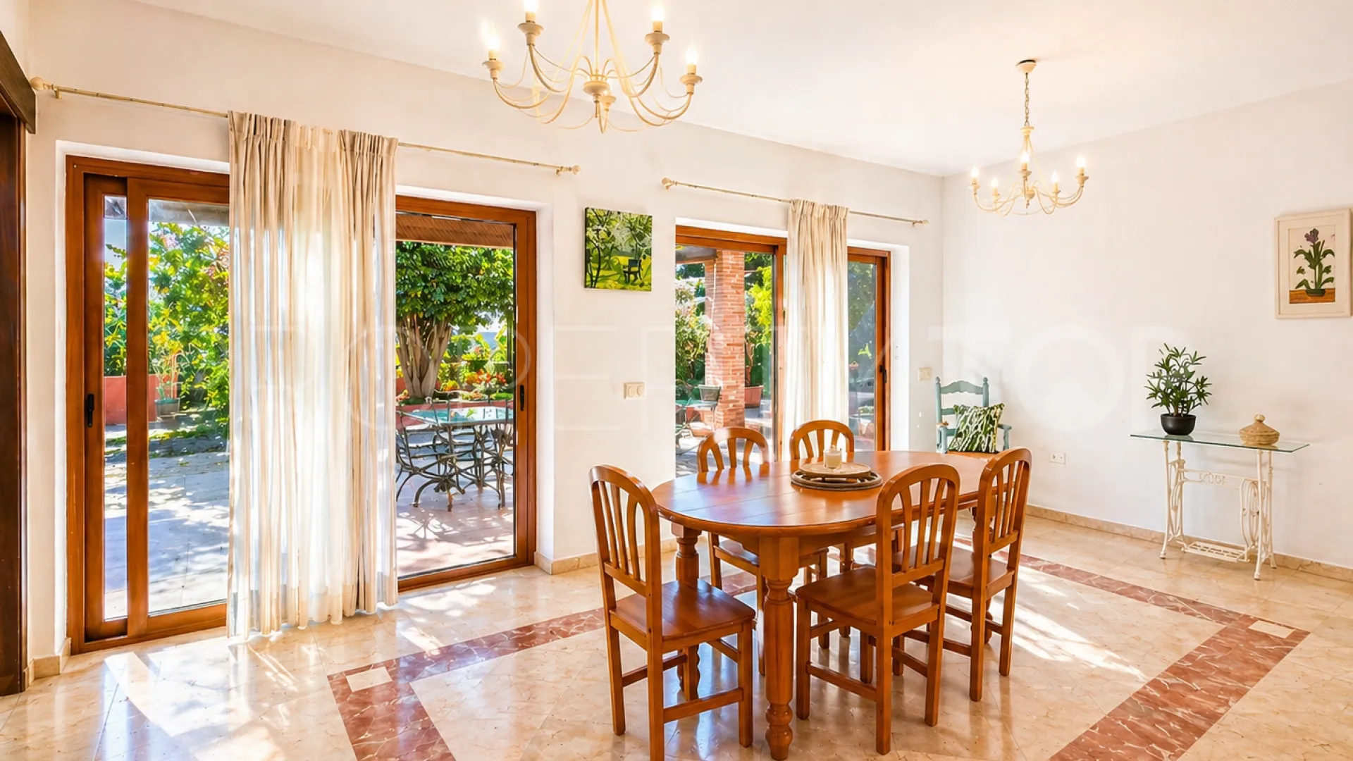 Finca con 4 dormitorios en venta en Estepona