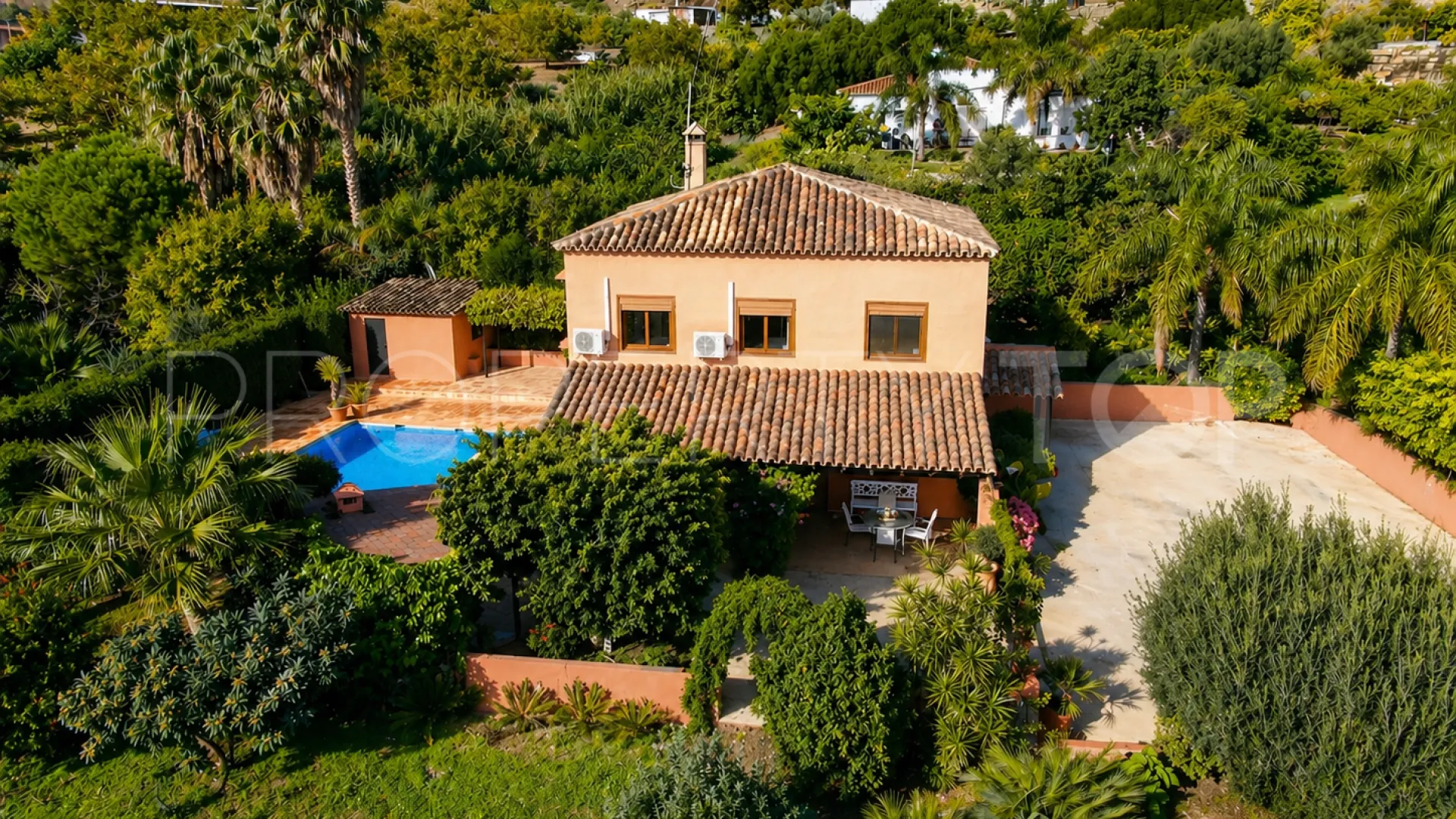 Finca con 4 dormitorios en venta en Estepona