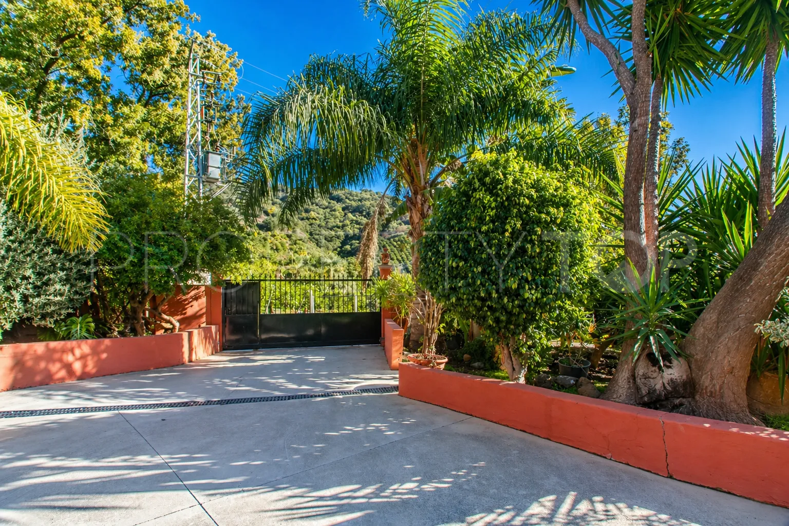 Finca con 4 dormitorios en venta en Estepona