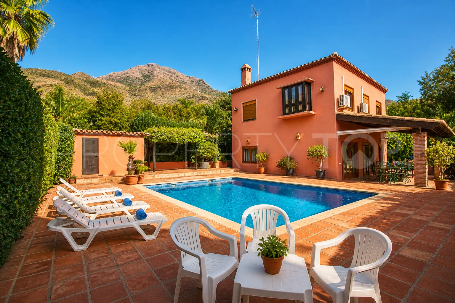 Finca con 4 dormitorios en venta en Estepona
