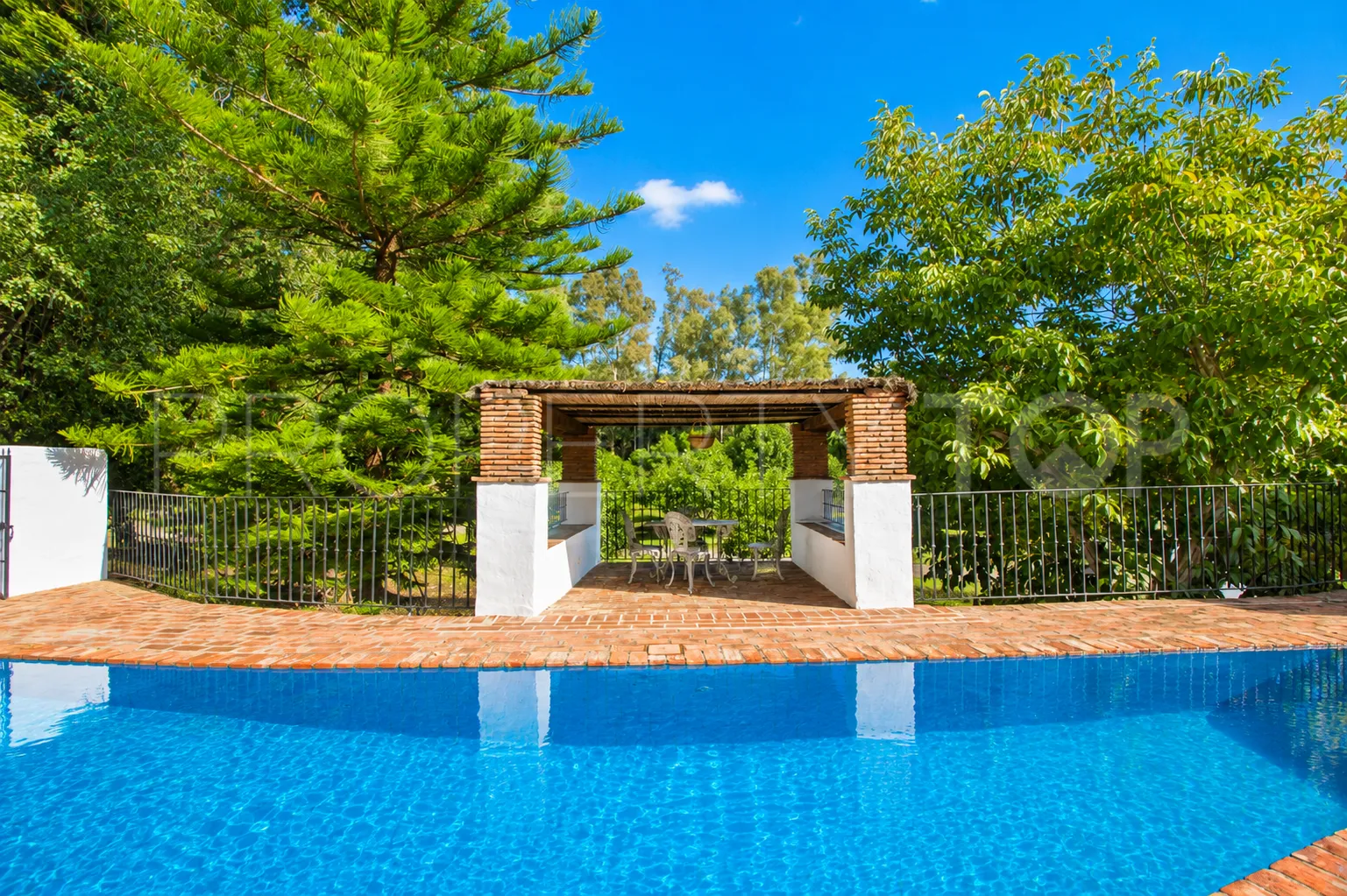 Finca en venta de 8 dormitorios en Casares