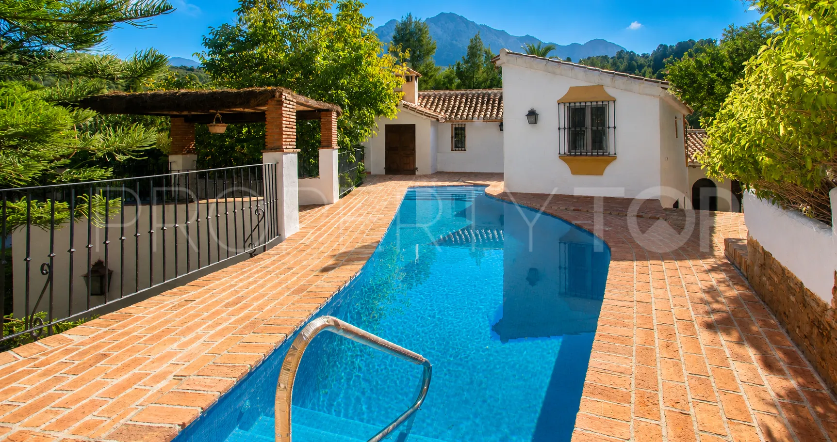Finca en venta de 8 dormitorios en Casares