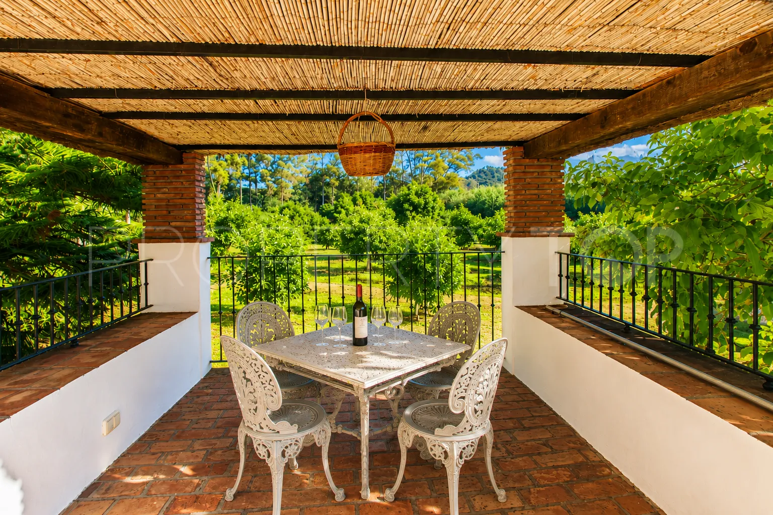 Finca en venta de 8 dormitorios en Casares